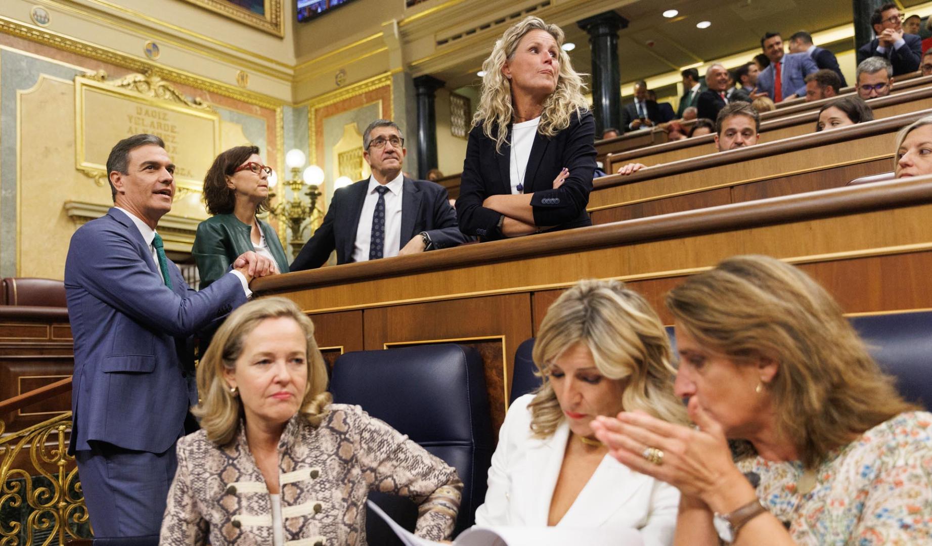 Montse Mínguez, en la parte superior de la imagen, junto a Patxi López y Pedro Sánchez en la bancada socialista