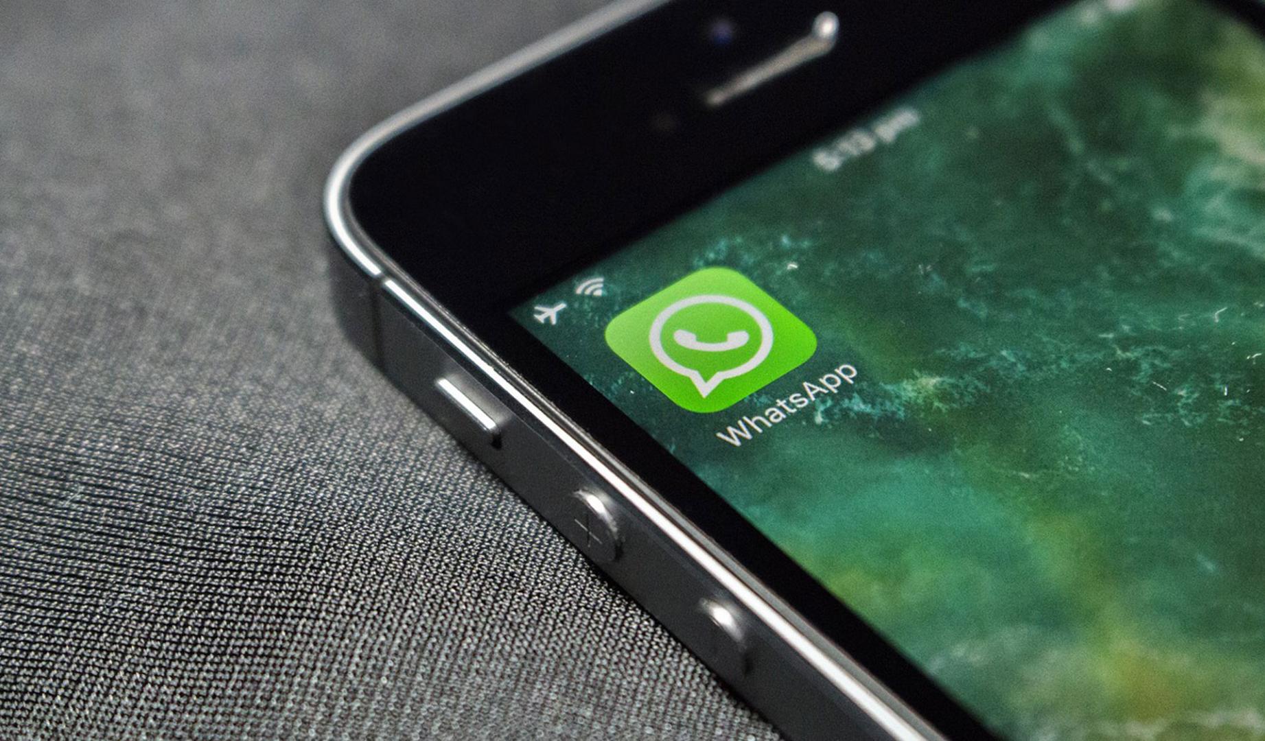 Aplicación de WhatsApp en un móvil