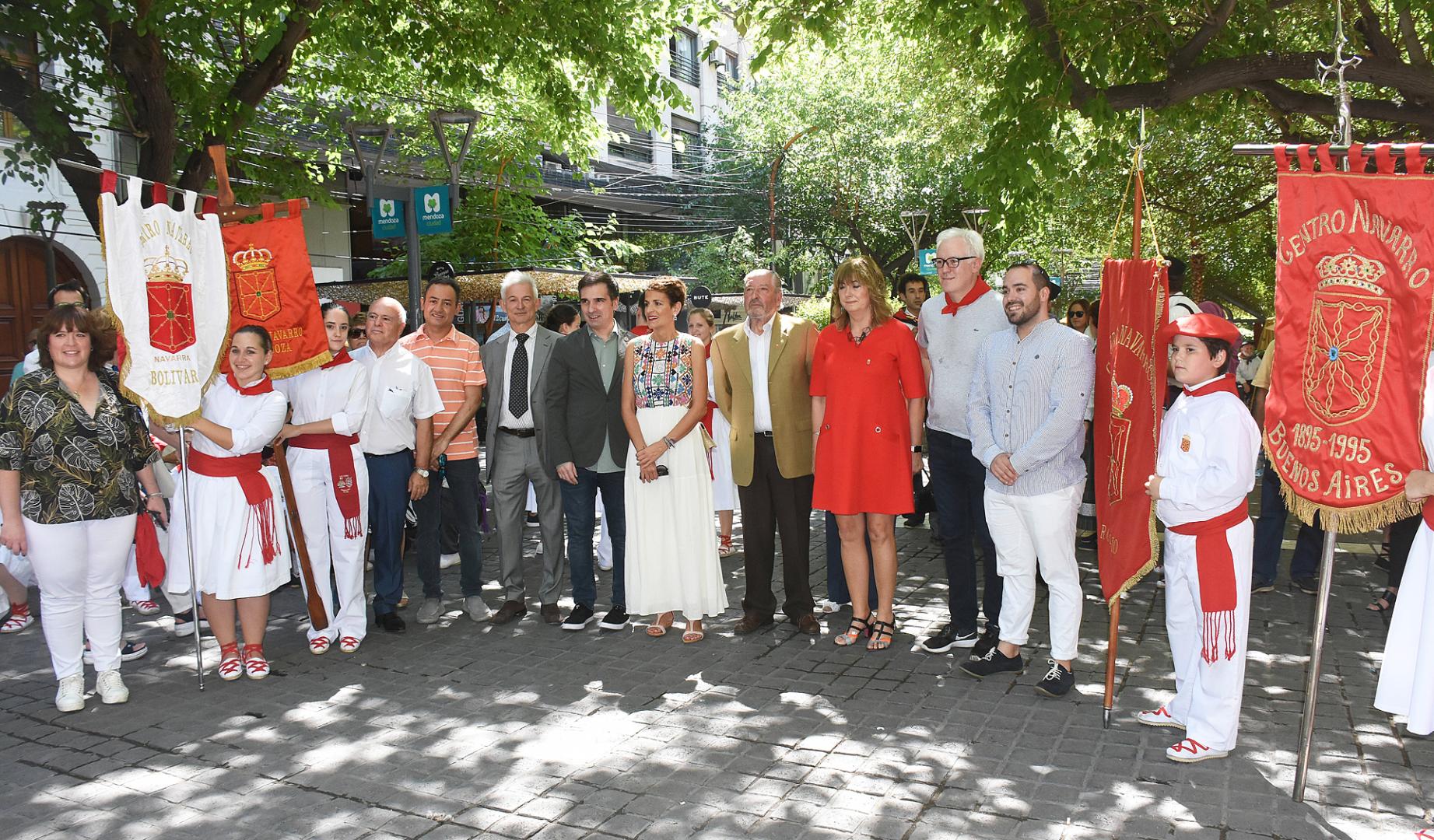 VIAJE A ARGENTINA EN DICIEMBRE 2022. La presidenta María Chivite encabezó la delegación de cargos del Gobierno foral que el pasado diciembre viajaron a Argentina. En la imagen, en Mendoza, donde se celebró una exhibición de bailes a cargo de los dantzaris de los centros navarros en aquel país y del grupo Ortzadar de Pamplona