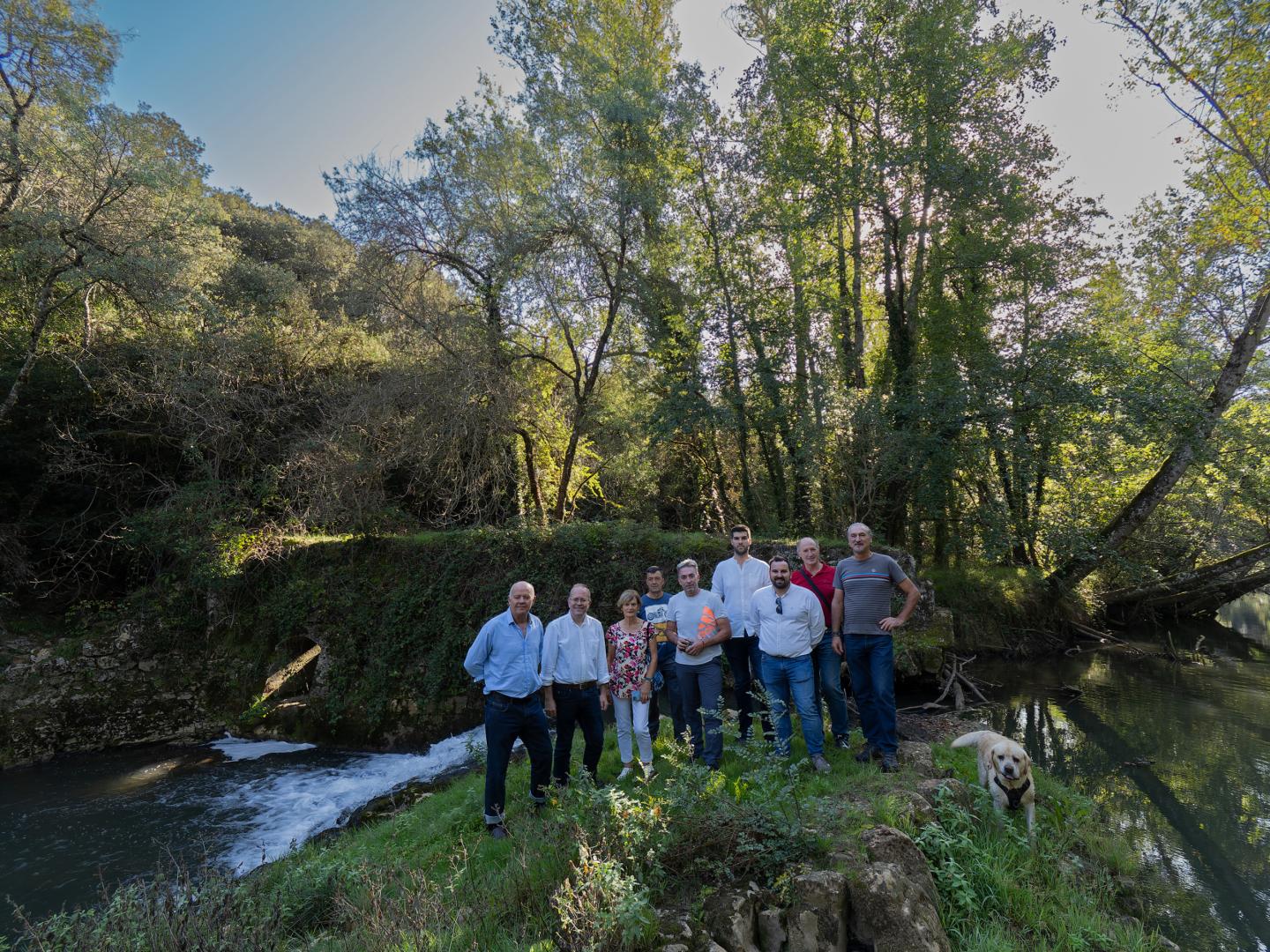 Parlamentarios y alcaldes, durante la visita a la presa del Molino Nuevo de Gastiáin, junto a la que aparecen en la imagen.