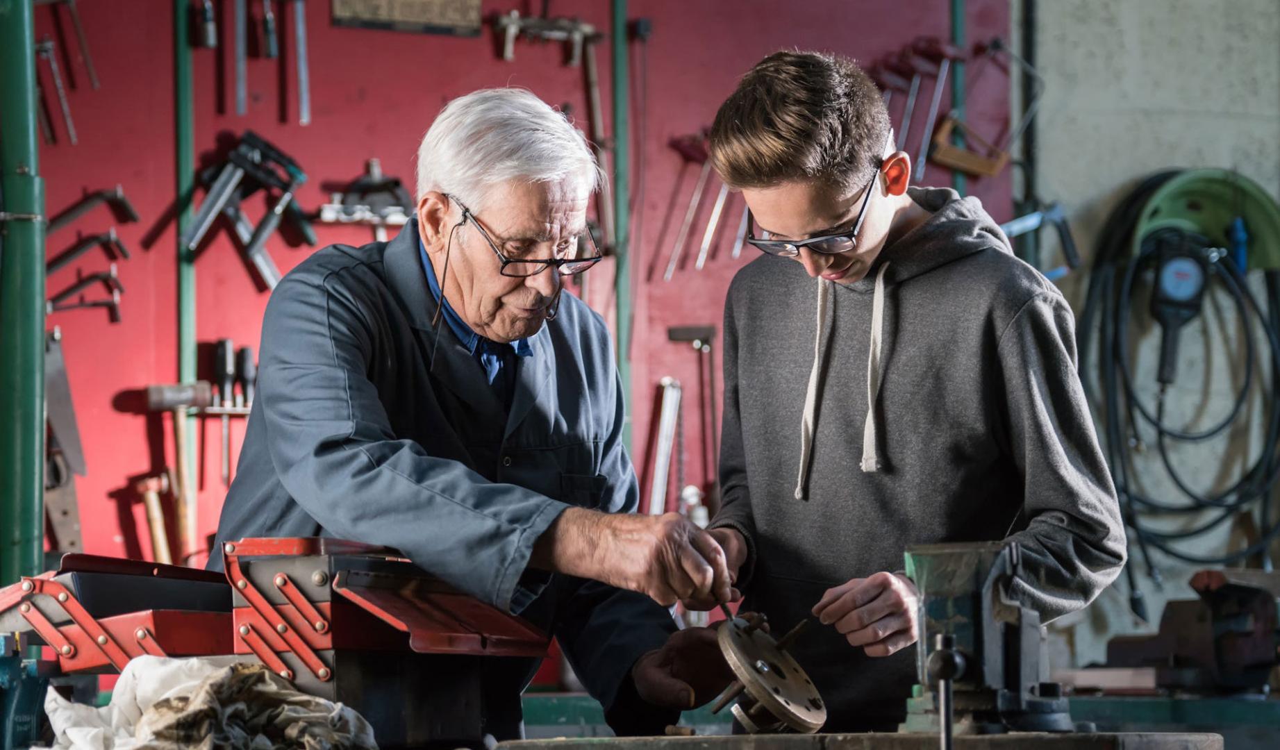 Los mayores pueden permanecer activos y contribuir en el lugar de trabajo y en la sociedad más allá de la tradicional edad de jubilación.