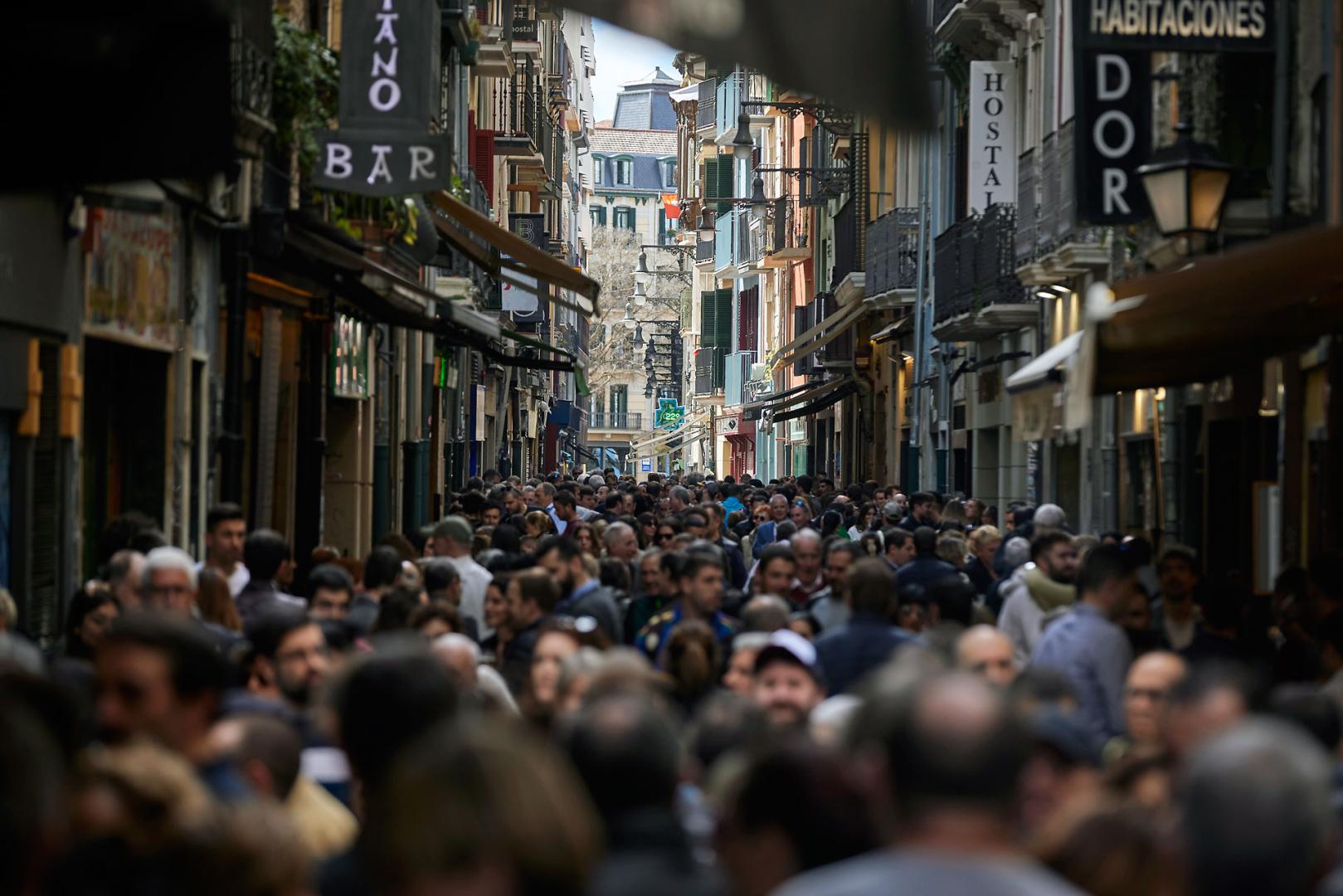 La calle san Nicolás de Pamplona, repleta de gente