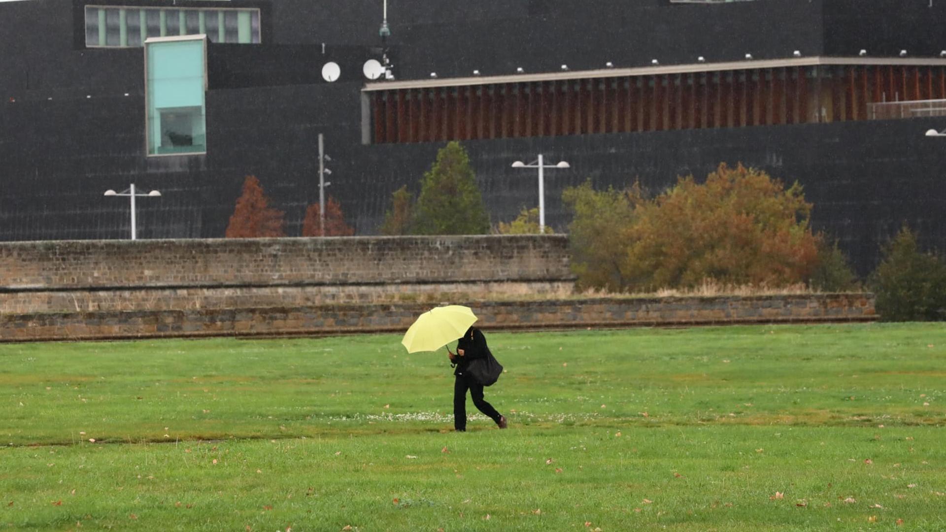 Una mujer se protege del viento, este jueves en Pamplona