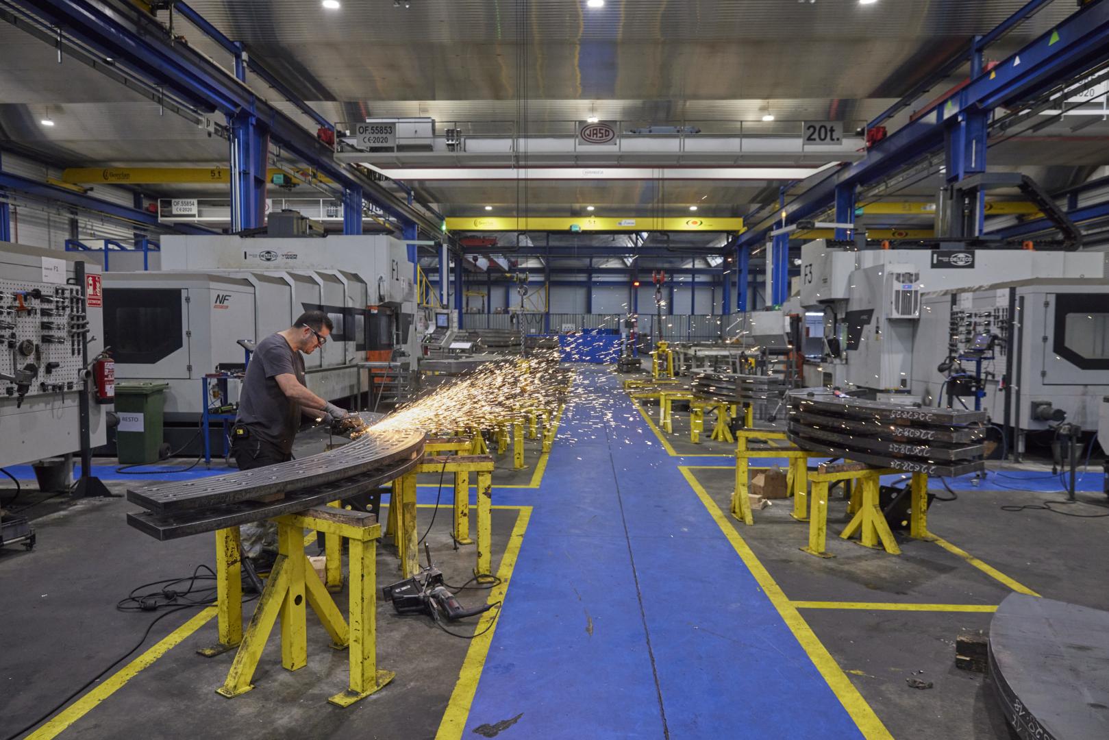 Un operario trabaja en las instalaciones de Barranquesa en el polígono Comarca II de Esquíroz. La empresa fabrica cimentaciones para molinos eólicos