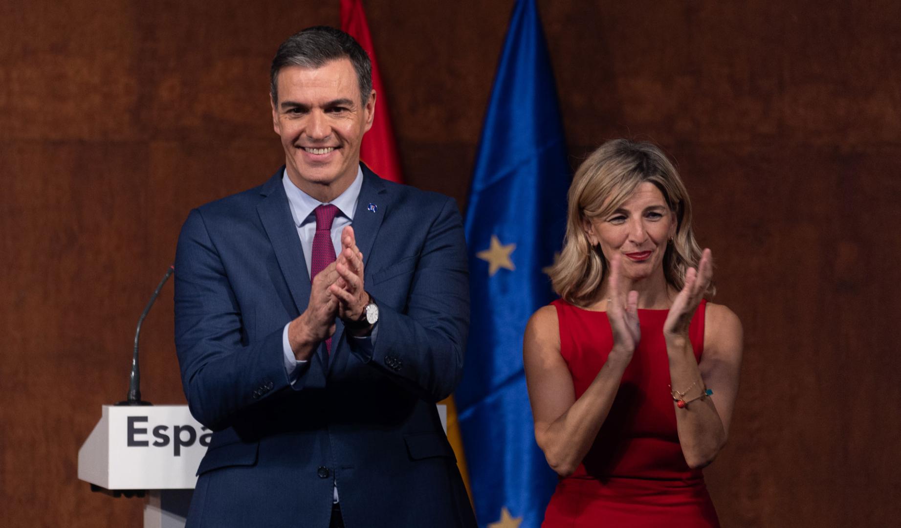 El presidente del Gobierno en funciones, Pedro Sánchez y la líder de Sumar y vicepresidenta segunda del Gobierno y ministra de Trabajo en funciones, Yolanda Díaz, aplauden tras firmar un acuerdo para un Gobierno de coalición progresista