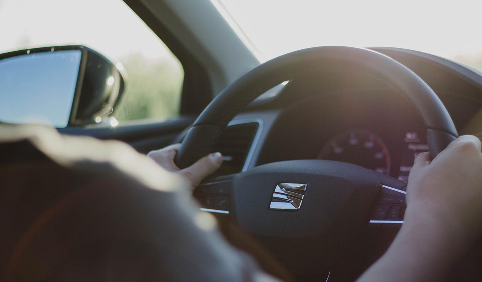 Un hombre conduciendo un vehículo