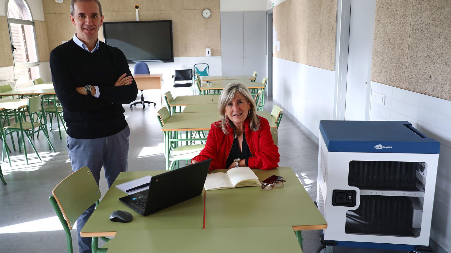 Marcelino Arrosagaray y Garbiñe Urreizti, jefe de estudios y directora de la Escuela.