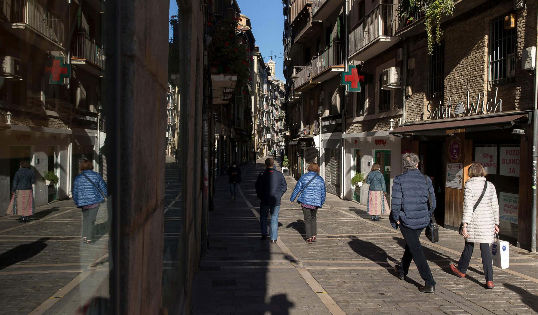 Personas caminando por la calle Comedias de Pamplona
