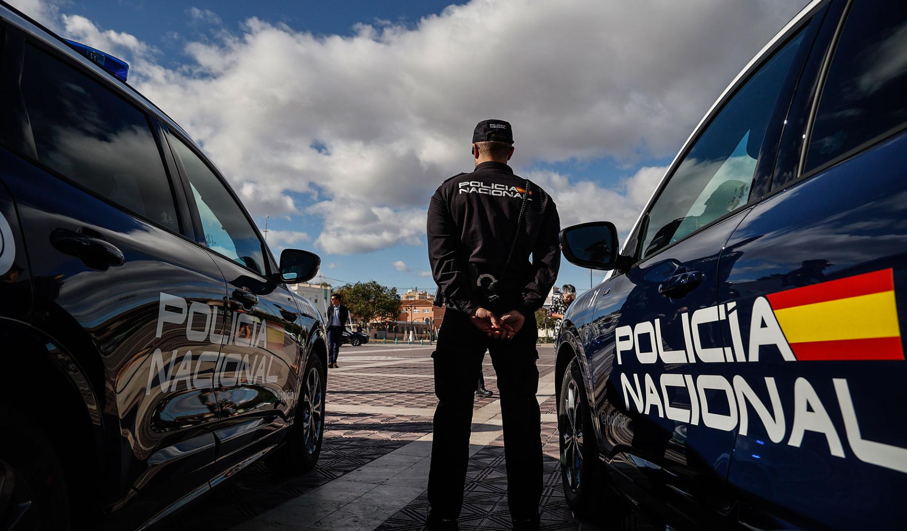 Un agente de la Policía Nacional en Valencia