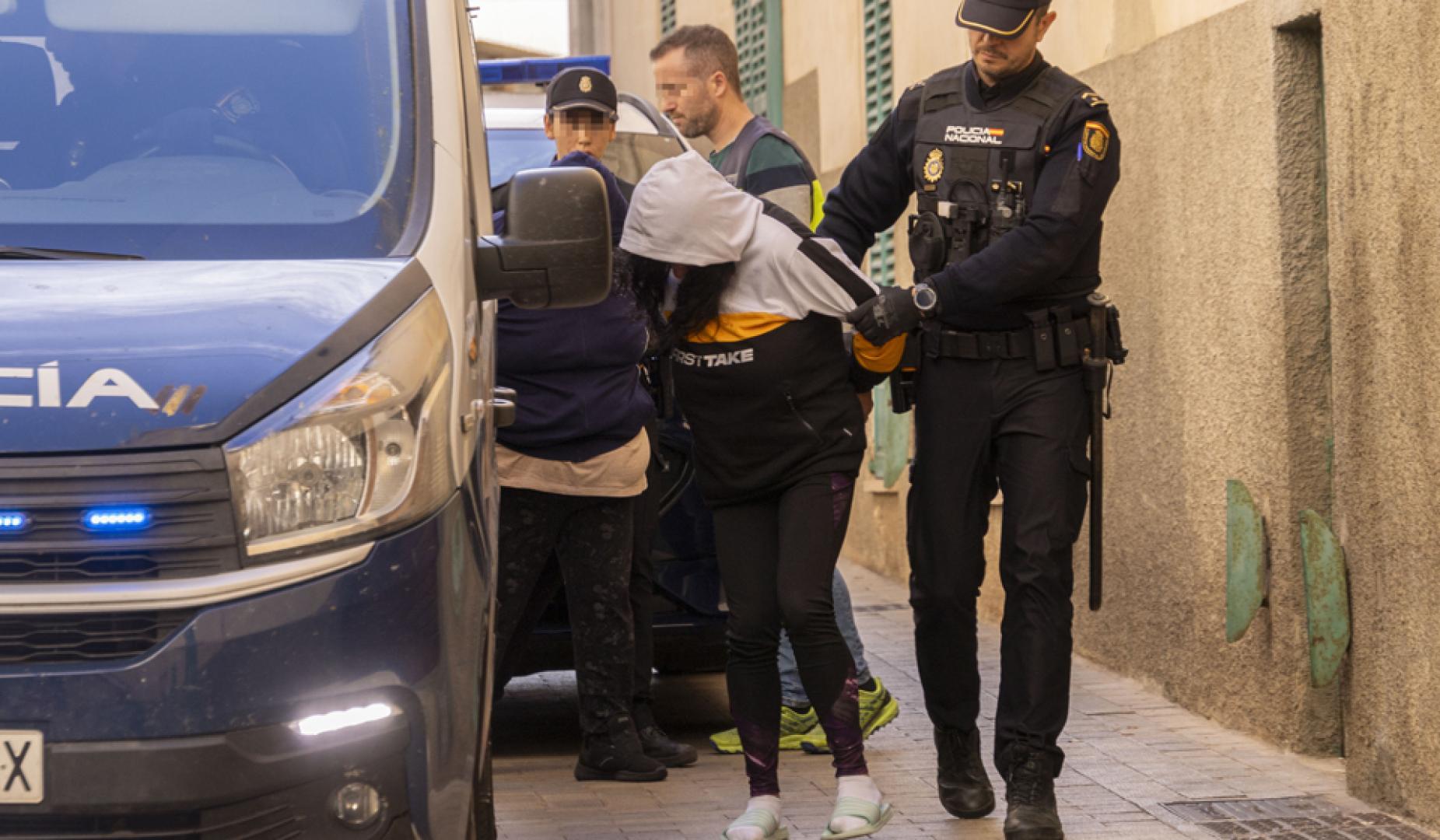 La mujer de 40 años (en la imagen) que arrojó a su bebé a un contenedor de basura en Porto Cristo, es trasladada a los Juzgados de Manacor