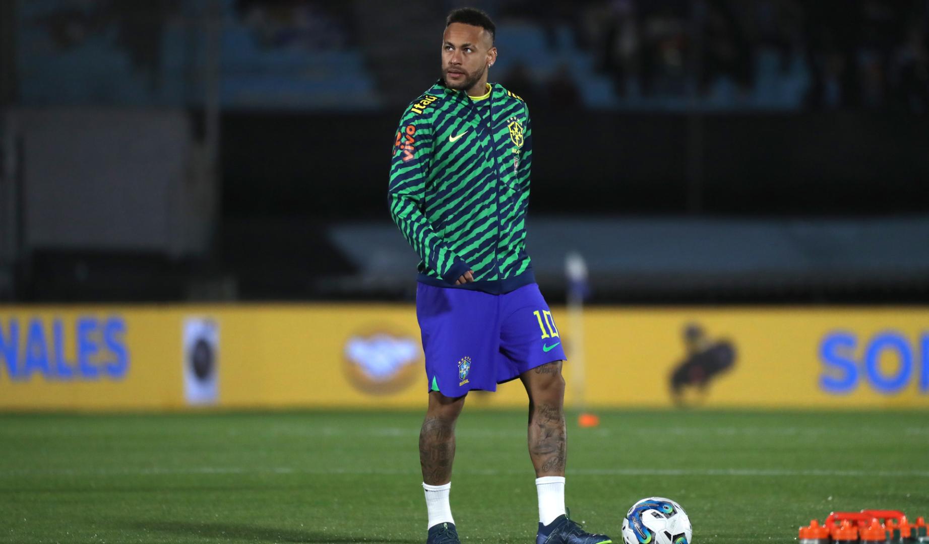 Neymar durante un calentamiento con la selección brasileña