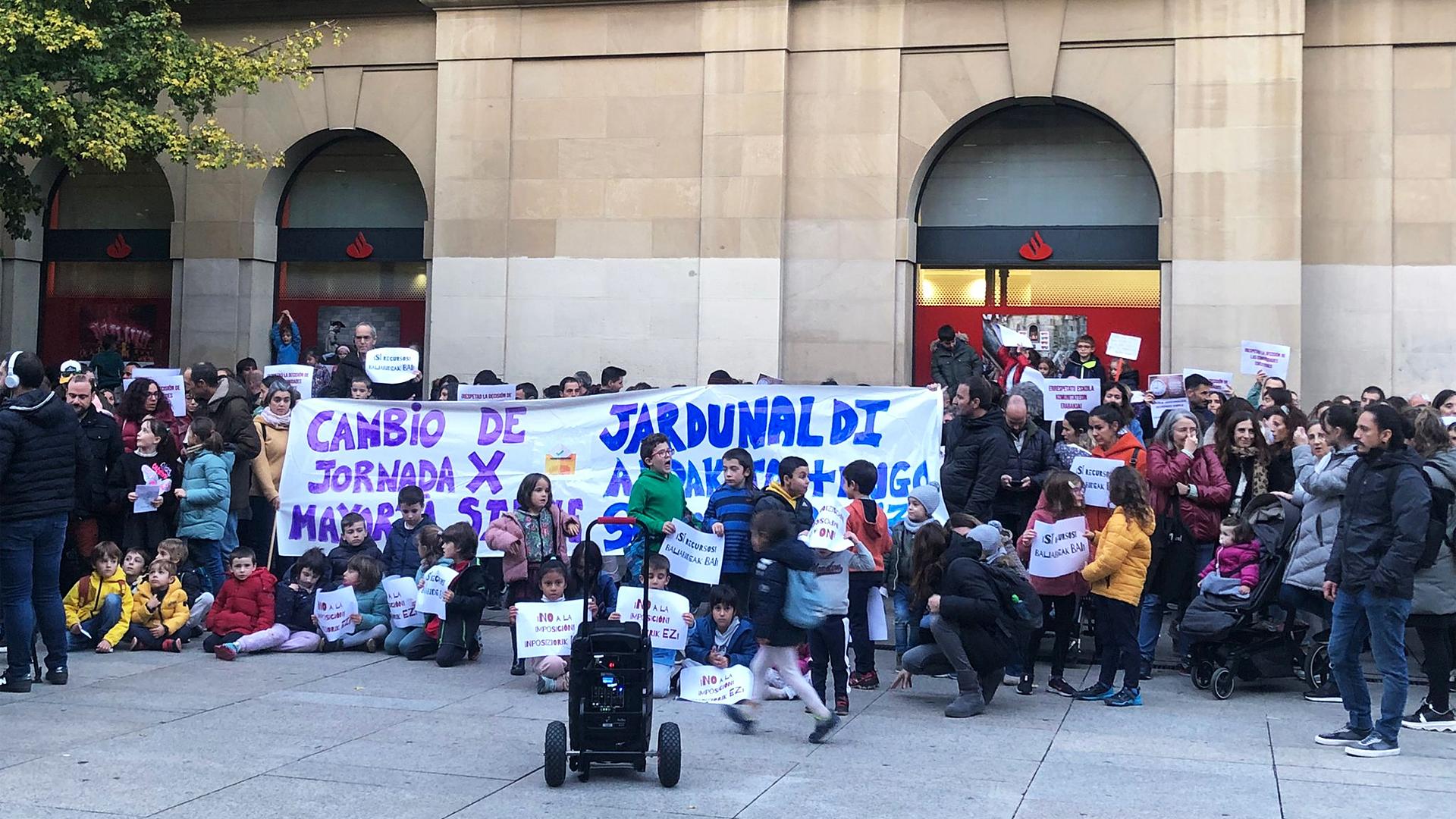 Vídeo con las protestas en Pamplona de madres y padres contra la jornada escolar partida