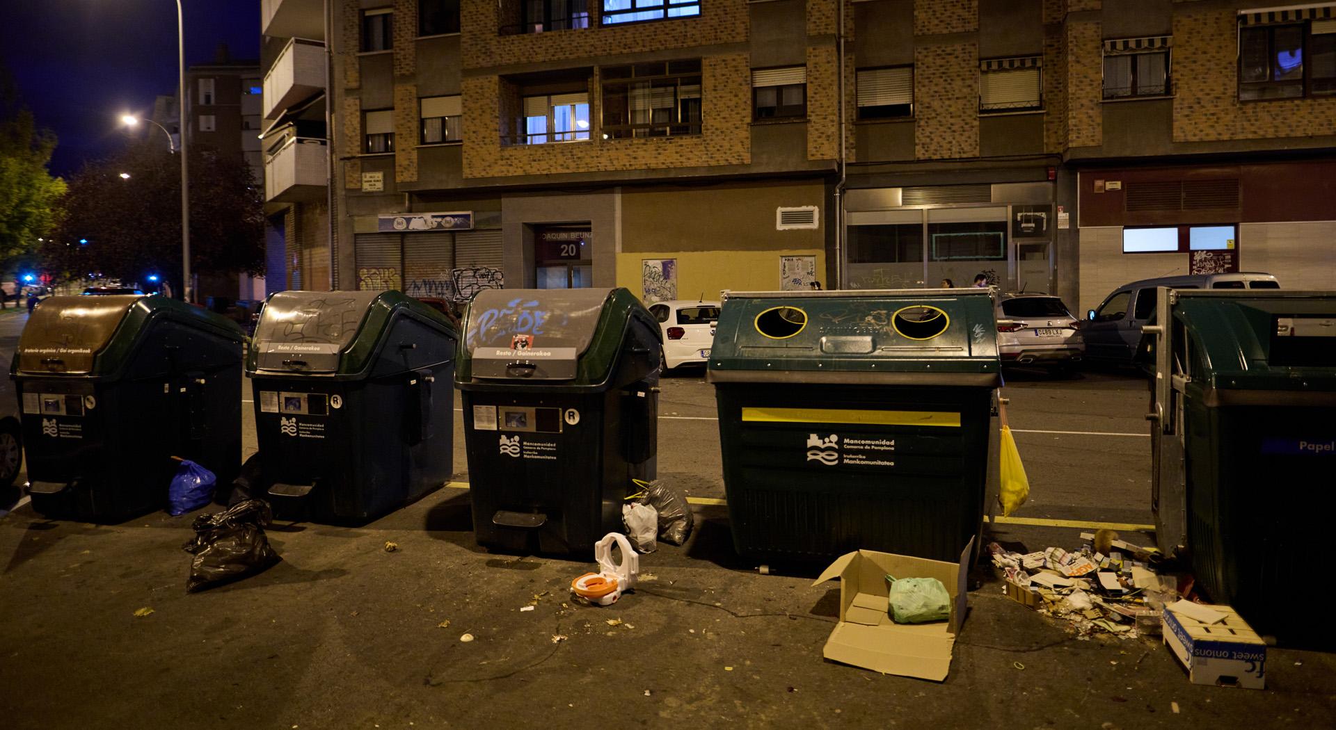 Bolsas de basuras acumuladas fuera de unos contenedores en Pamplona
