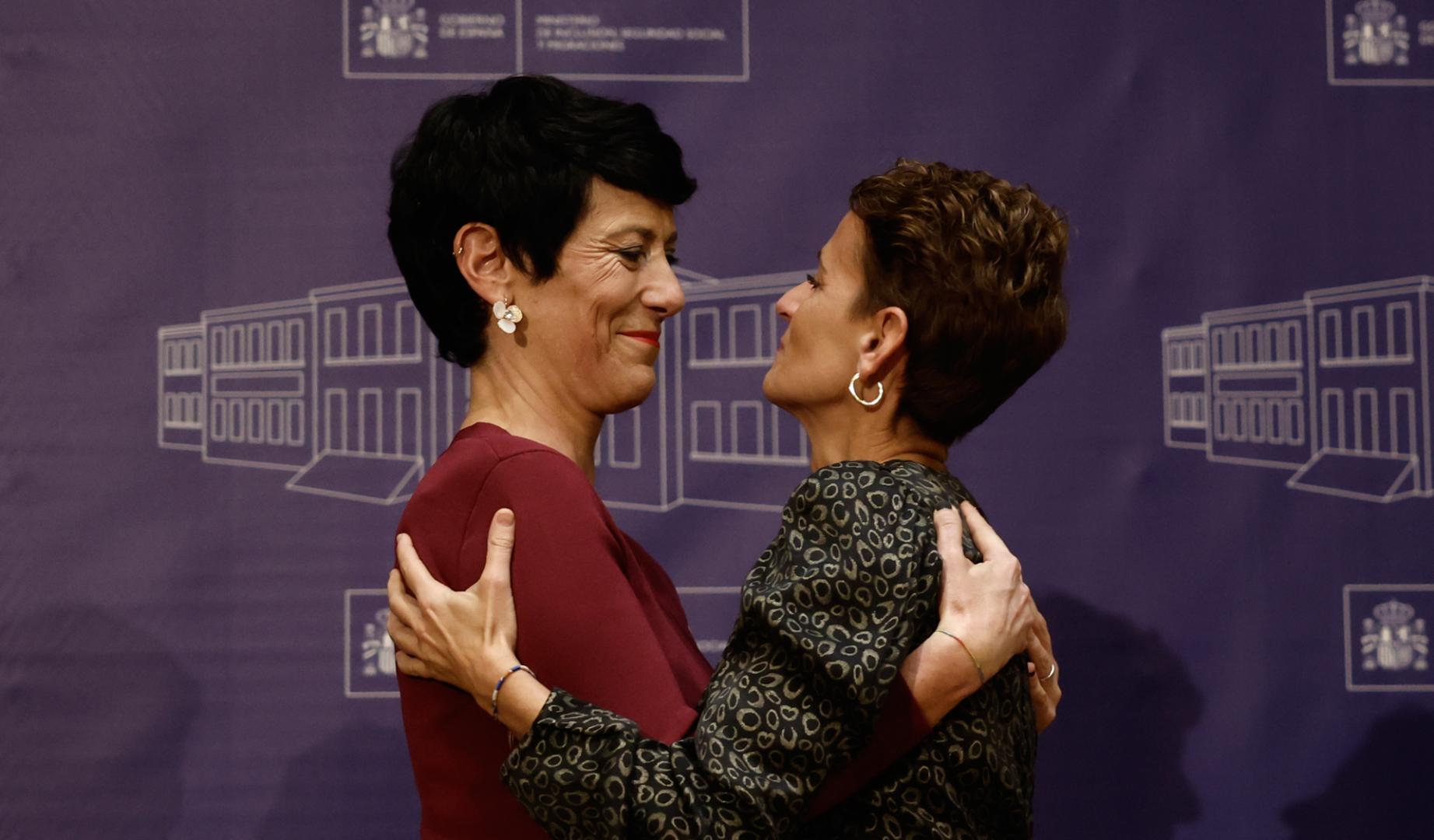 La nueva ministra de Seguridad Social, Elma Saiz, recibe felicitación de la presidenta de Navarra, María Chivite (d)