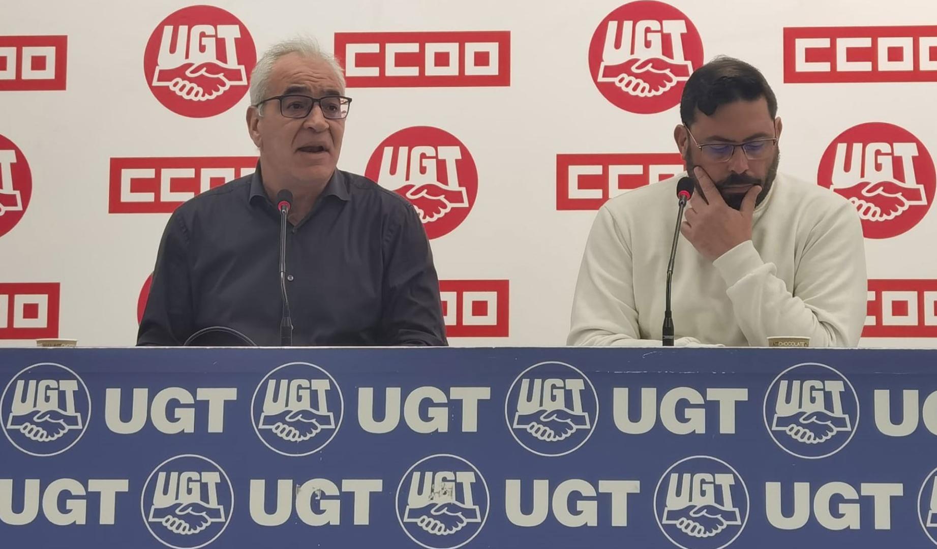 El secretario general de UGT-FICA en Navarra, Lorenzo Ríos, y el secretario general de la Federación de Industria de CCOO de Navarra, José Manuel Romeo, en una rueda de prensa este viernes