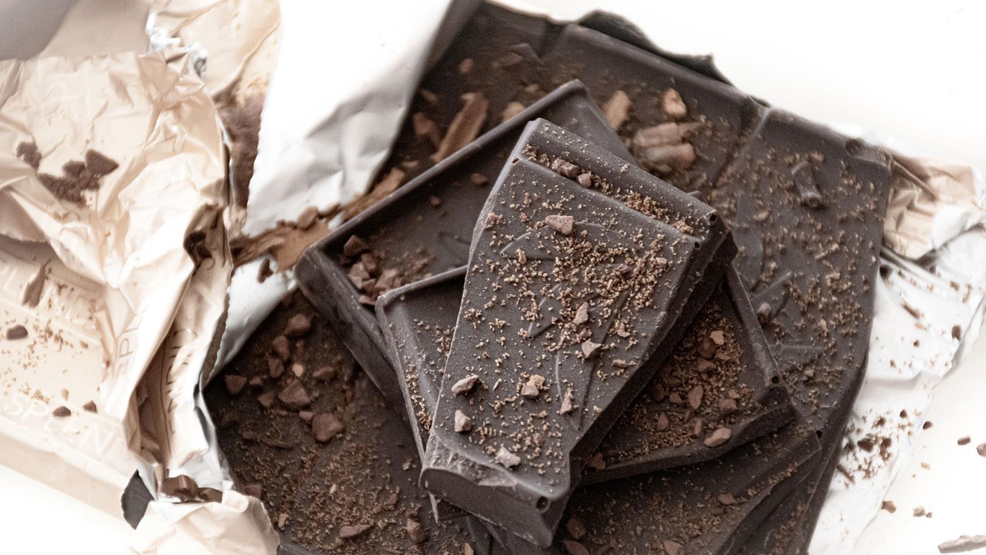 Una tableta de chocolate negro