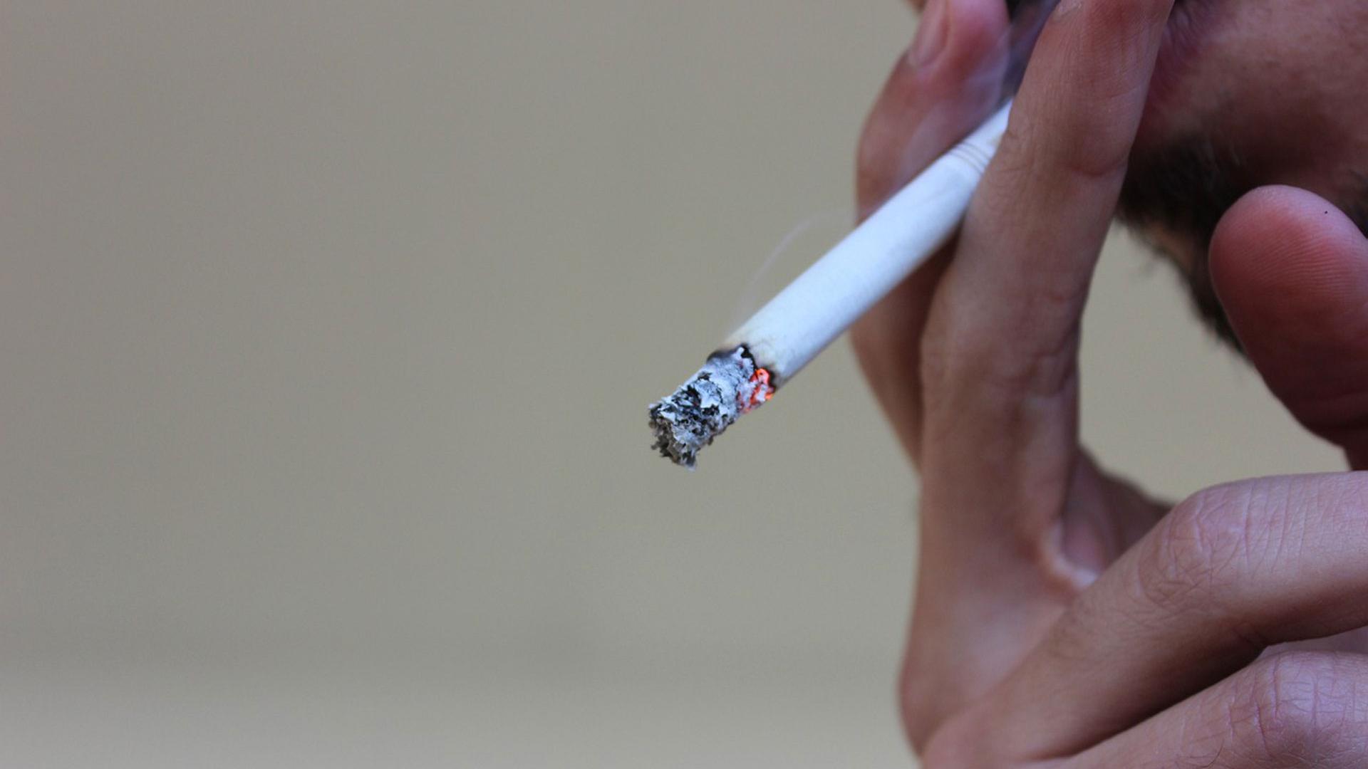 Una persona fumando un cigarrillo