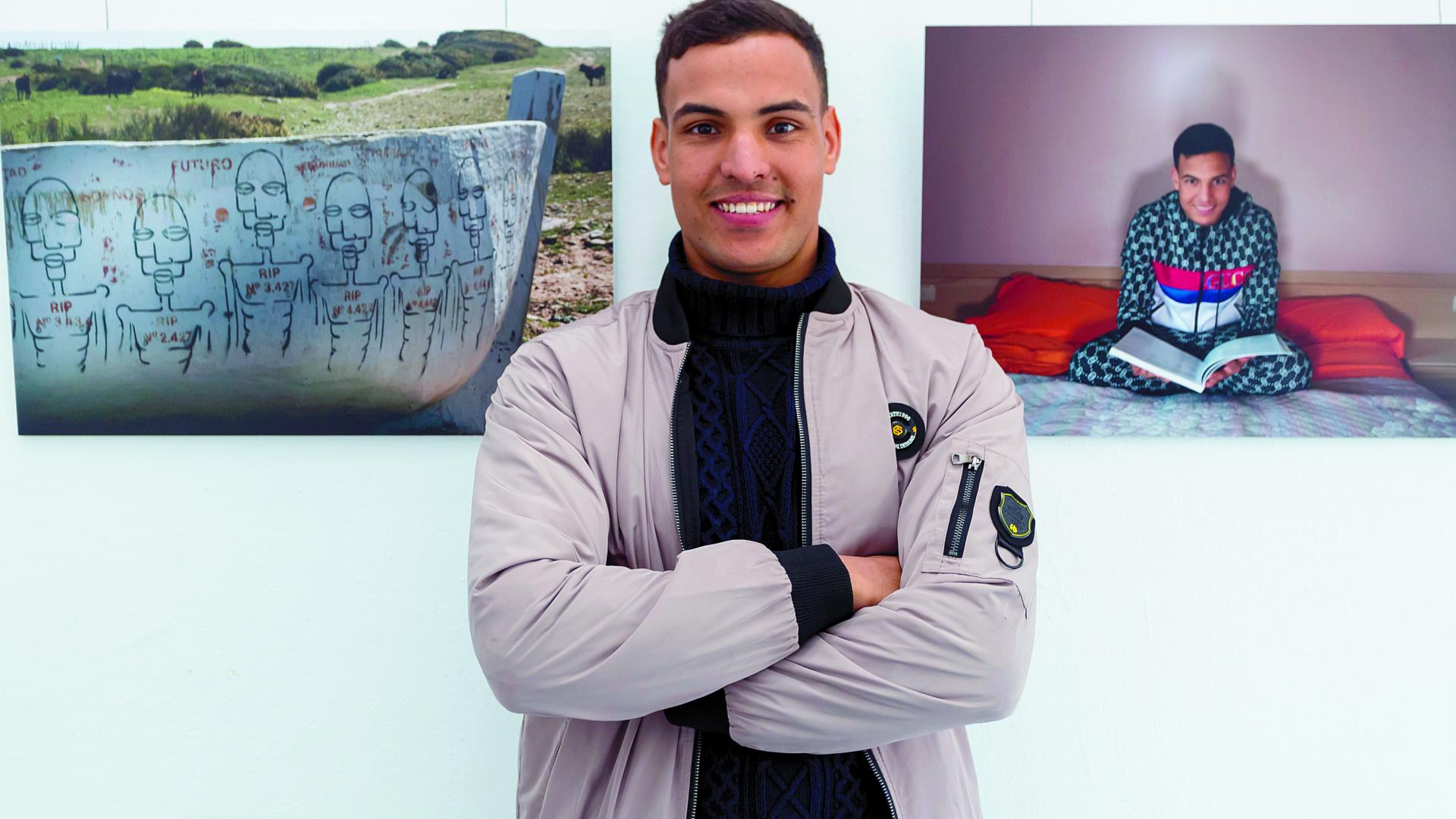 La historia de Mohamed Ounasser (21 años) integra la exposición “Nieva ceniza” que se puede ver estos días en el Civivox de Iturrama (Pamplona) hasta el 30 de diciembre.