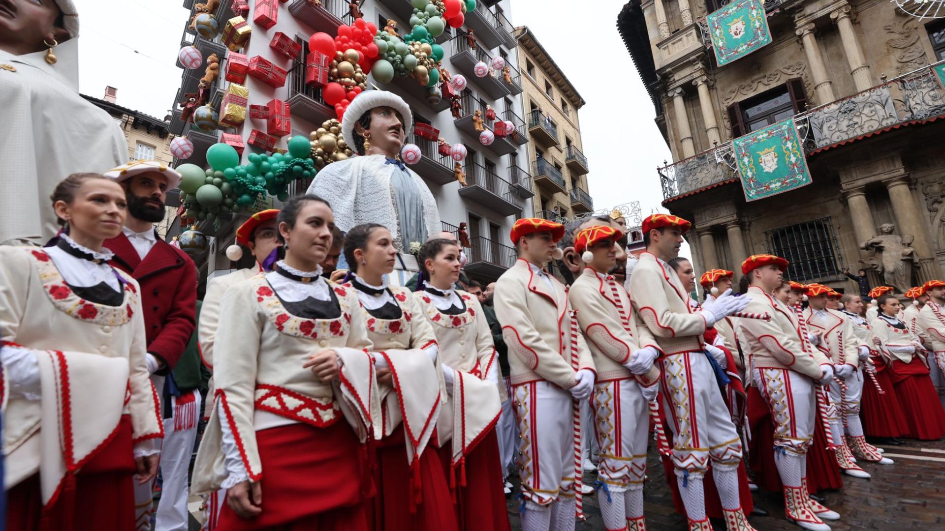La comitiva formada por la Corporación Municipal, la Comparsa de Gigantes, el grupo Duguna y La Pamplonesa han partido de la plaza Consistorial y han recorrido las calles San Saturnino, Mayor, Paseo del Doctor Arazuri y calle Nueva hasta llegar a la iglesia de San Saturnino