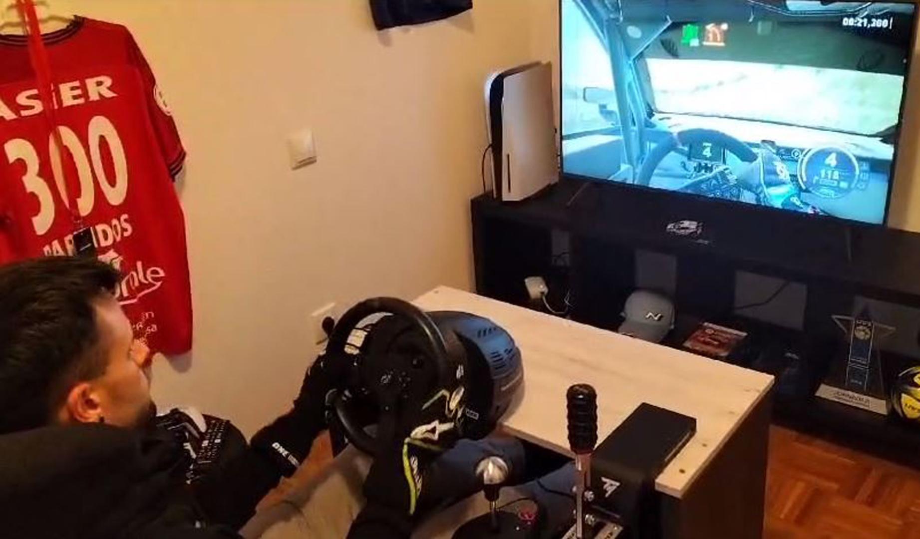 Asier Llamas al volante del simulador de un coche de competición