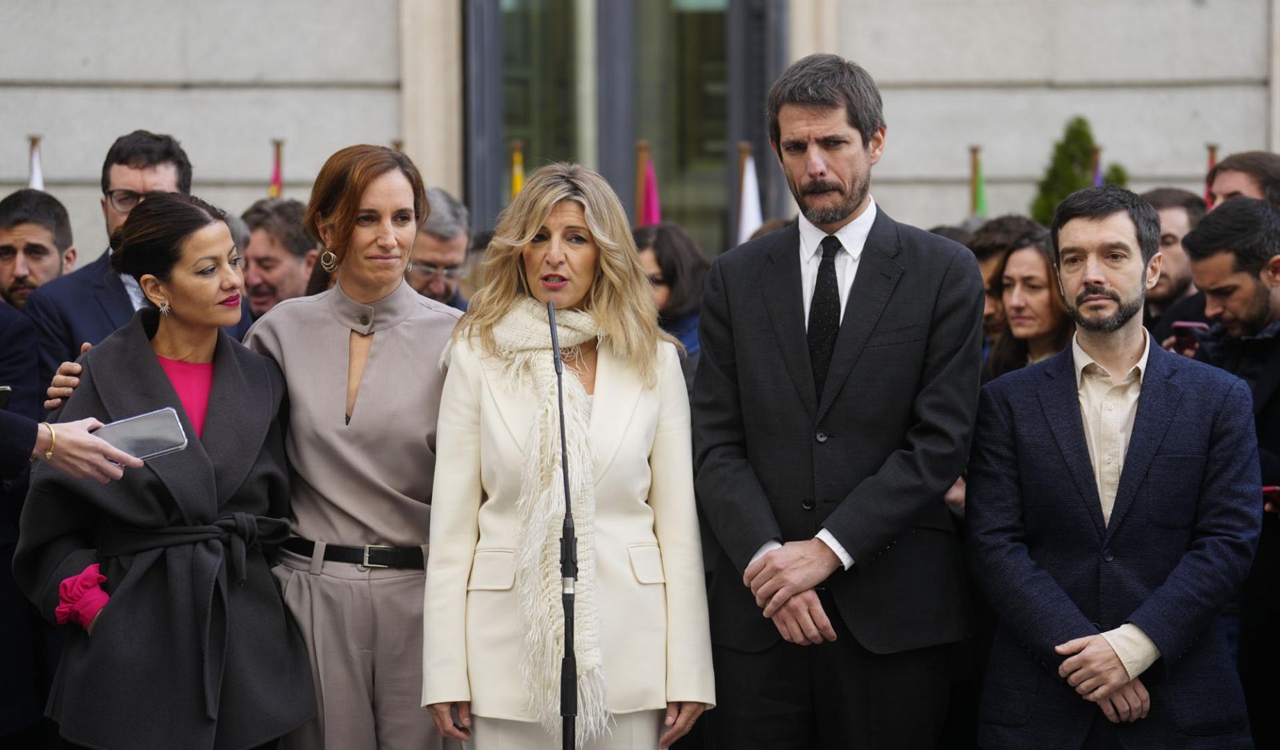 La líder de Sumar, vicepresidenta segunda y ministra de Trabajo y Economía Social Yolanda Díaz (c), acompañada de los ministros y diputados de su grupo Sira Rego (i-d), Mónica García, Ernest Urtasun y Pablo Bustinduy
