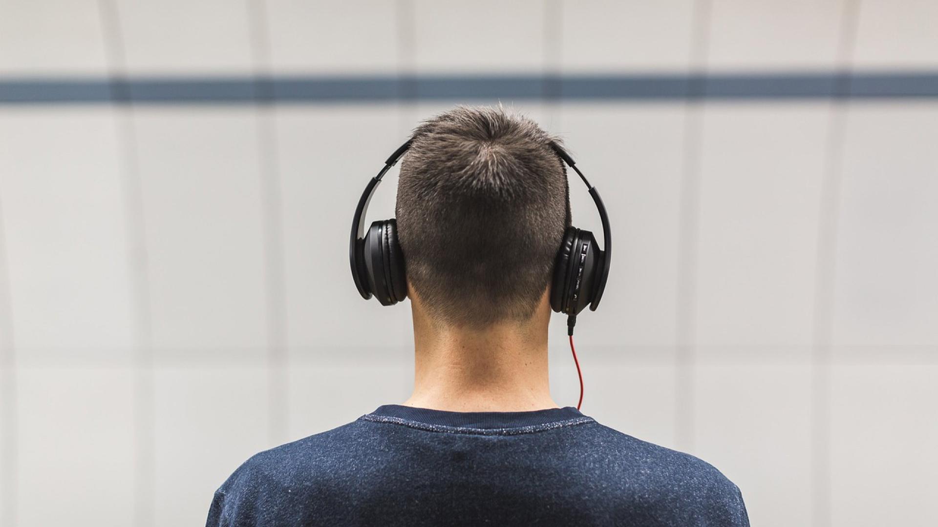Las consecuencias de un mal uso de los auriculares o de una exposición prolongada a ruidos excesivos son múltiples
