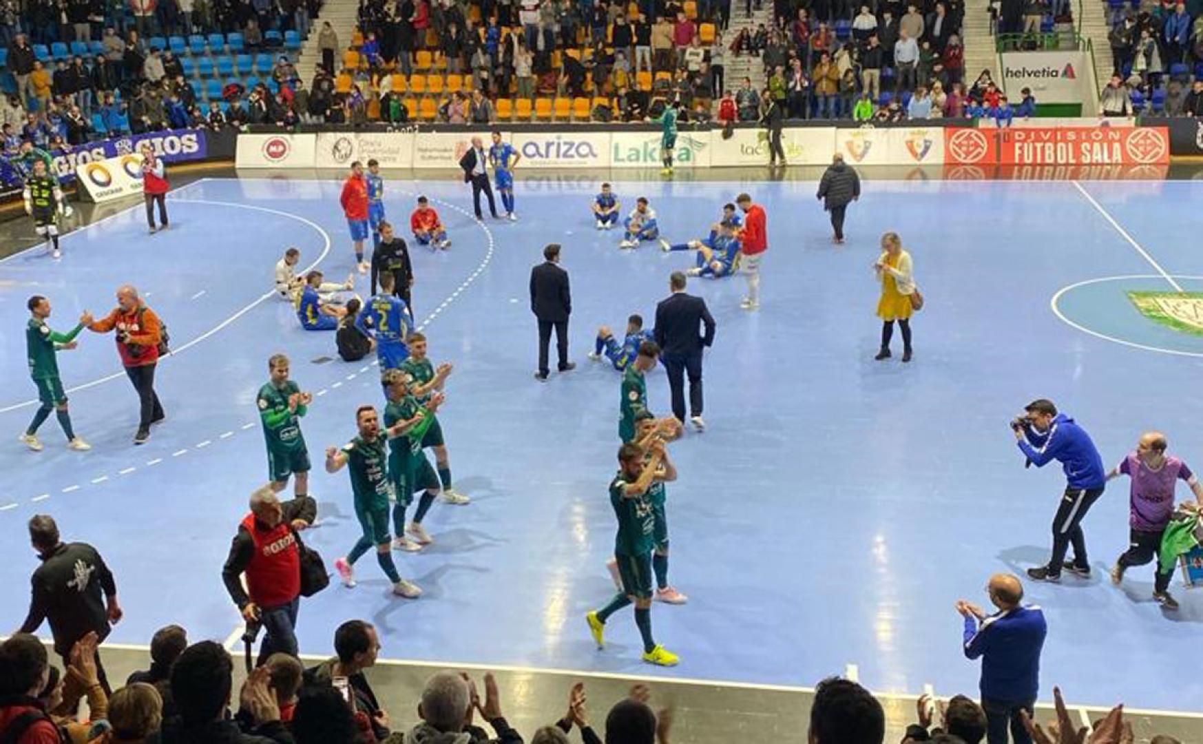 Tras la victoria frente al Peñíscola y la clasificación para la Copa, el equipo ha aplaudido a sus seguidores y ha compartido su alegría con ellos