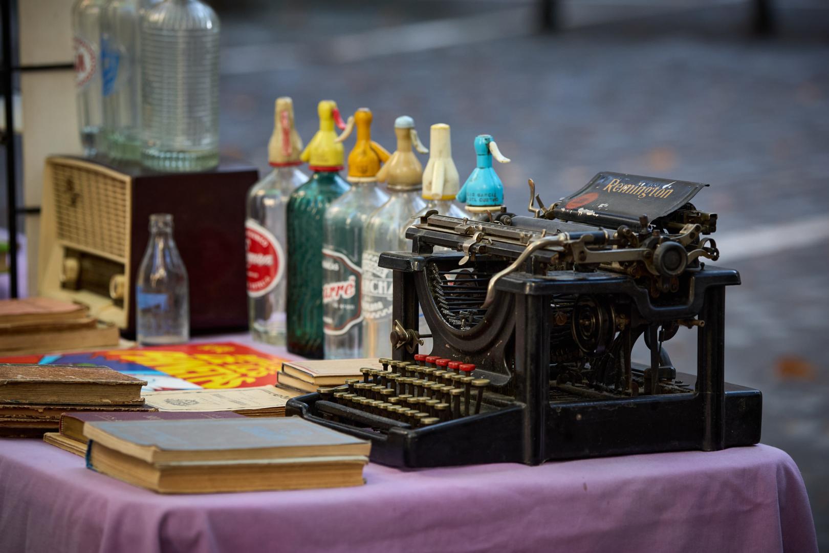 Máquinas de escribir, libros y botellas, entre las antigüedades a la venta en la plazuela de San José