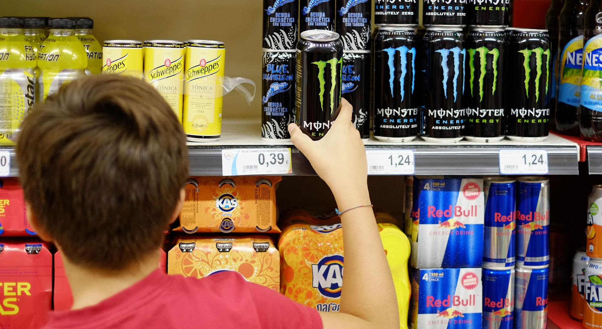 El consumo de bebidas energéticas en menores de entre 14 y 18 años alcanza sus mayores cifras en 2023, con un 54,4% en hombres y un 40,7% en mujeres, según datos del informe ESTUDES