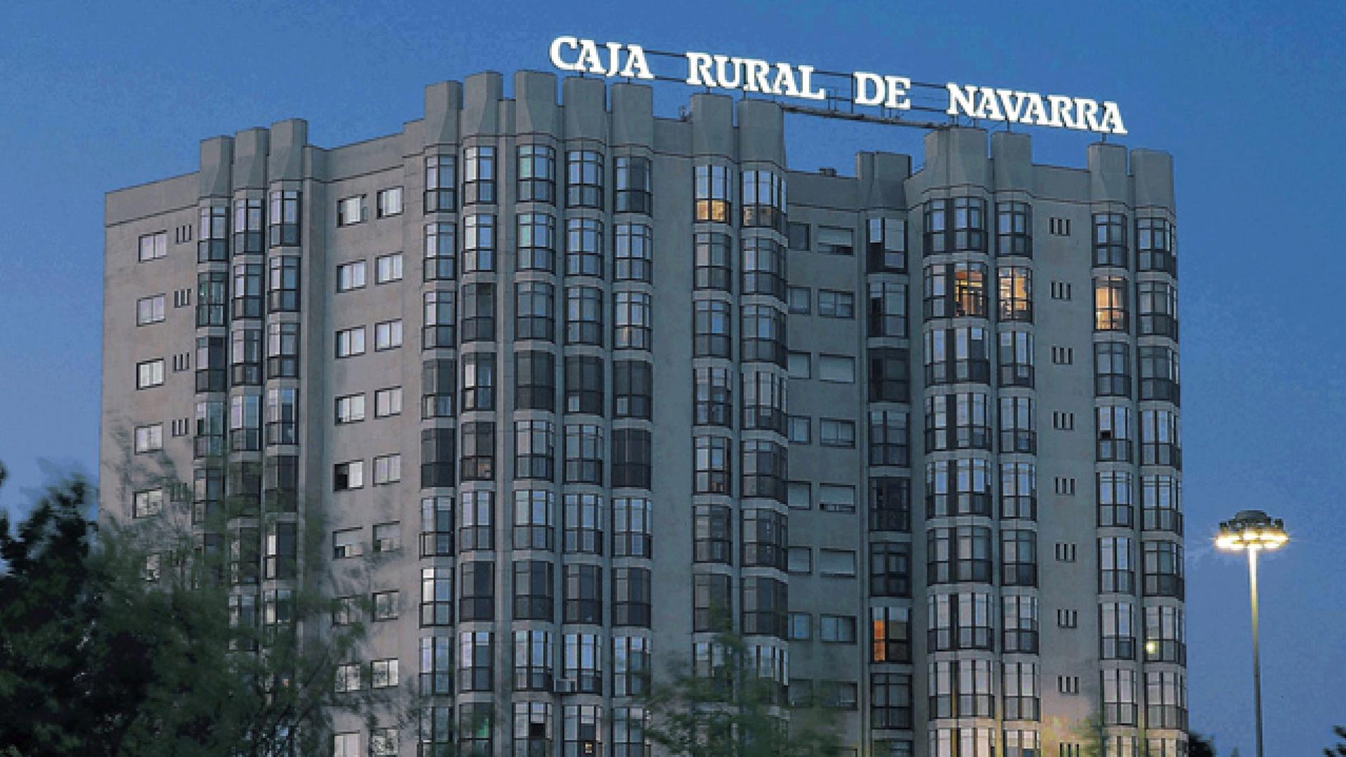 Sede central de Caja Rural de Navarra en la plaza de los Fueros de Pamplona