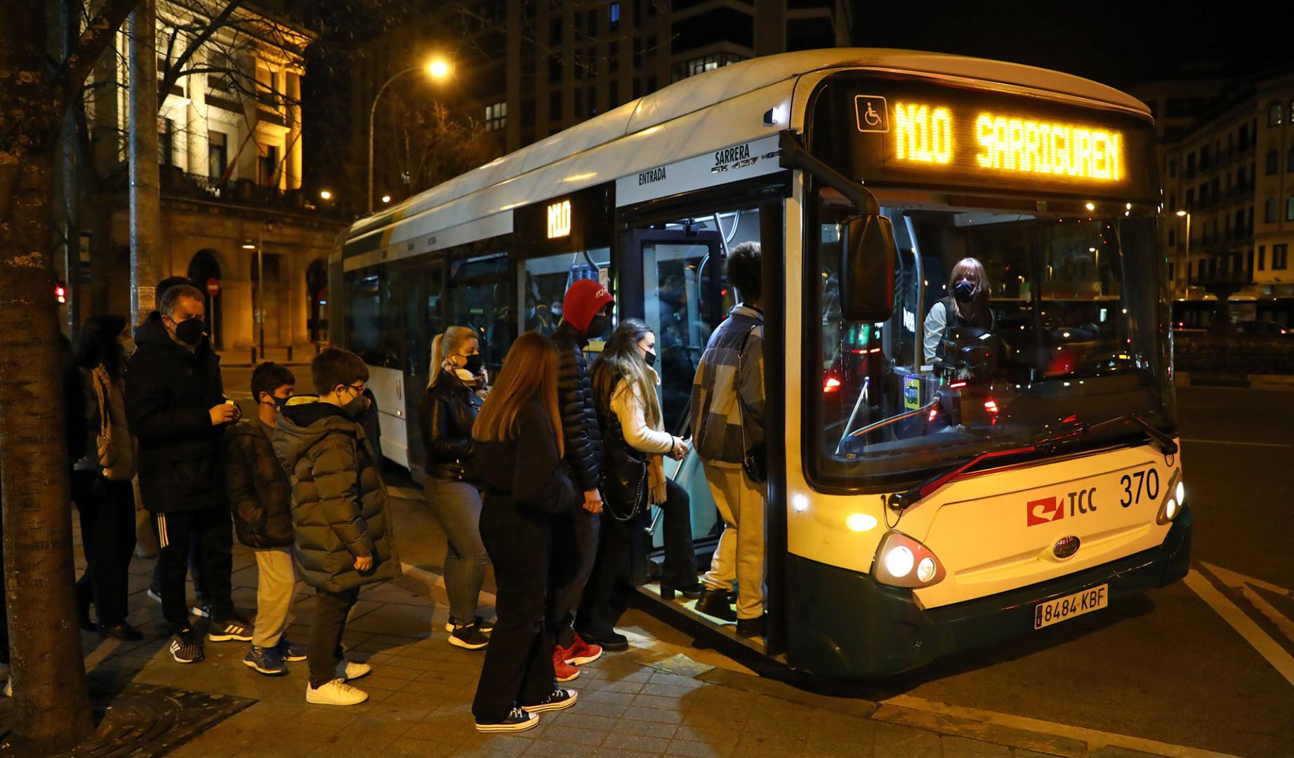 Varios usuarios se suben a una villavesa nocturna con destino a Sarriguren
