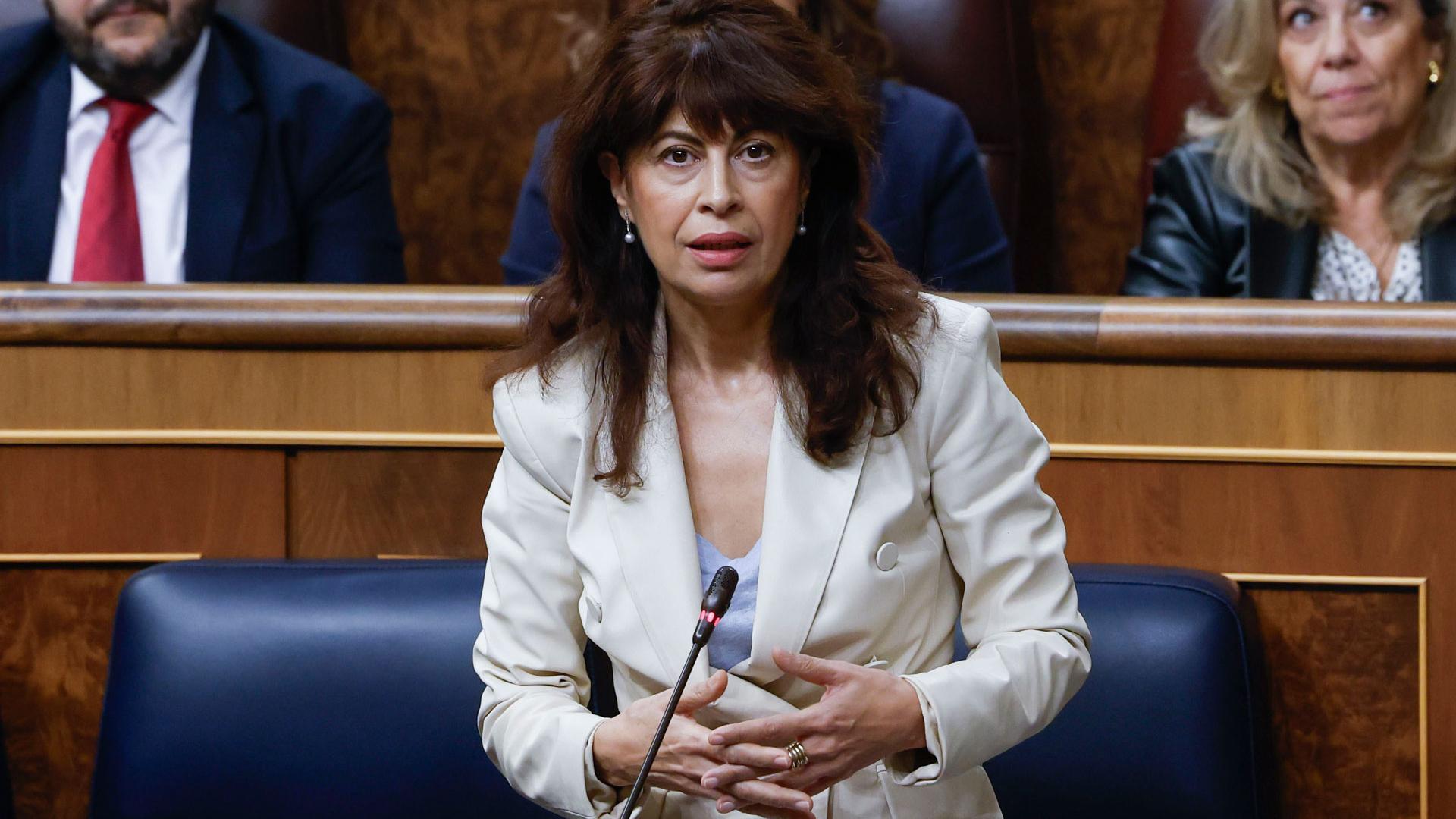 La ministra de Igualdad, Ana Redondo, interviene en la sesión de control al Ejecutivo este miércoles en el Congreso