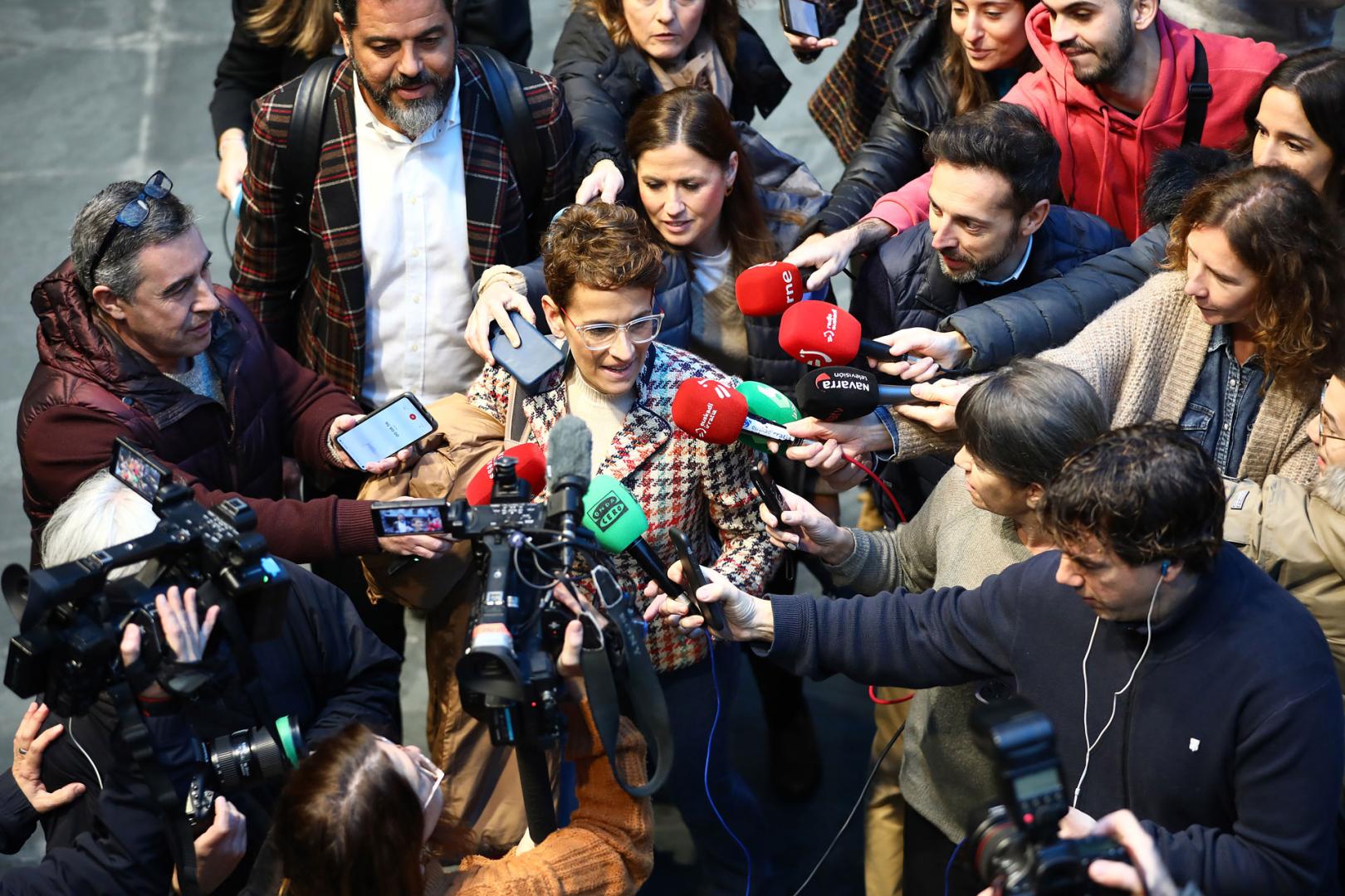 La presidenta de Navarra, María Chivite, este jueves en el Parlamento de Navarra rodeada de micrófonos tras la moción de censura a Ibarrola en Pamplona