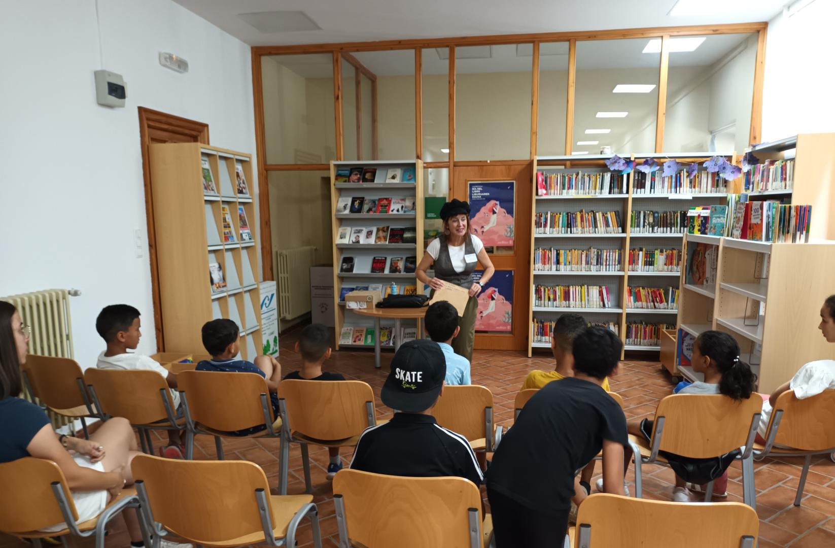 Estudiantes de primaria y secundaria durante una visita a la biblioteca