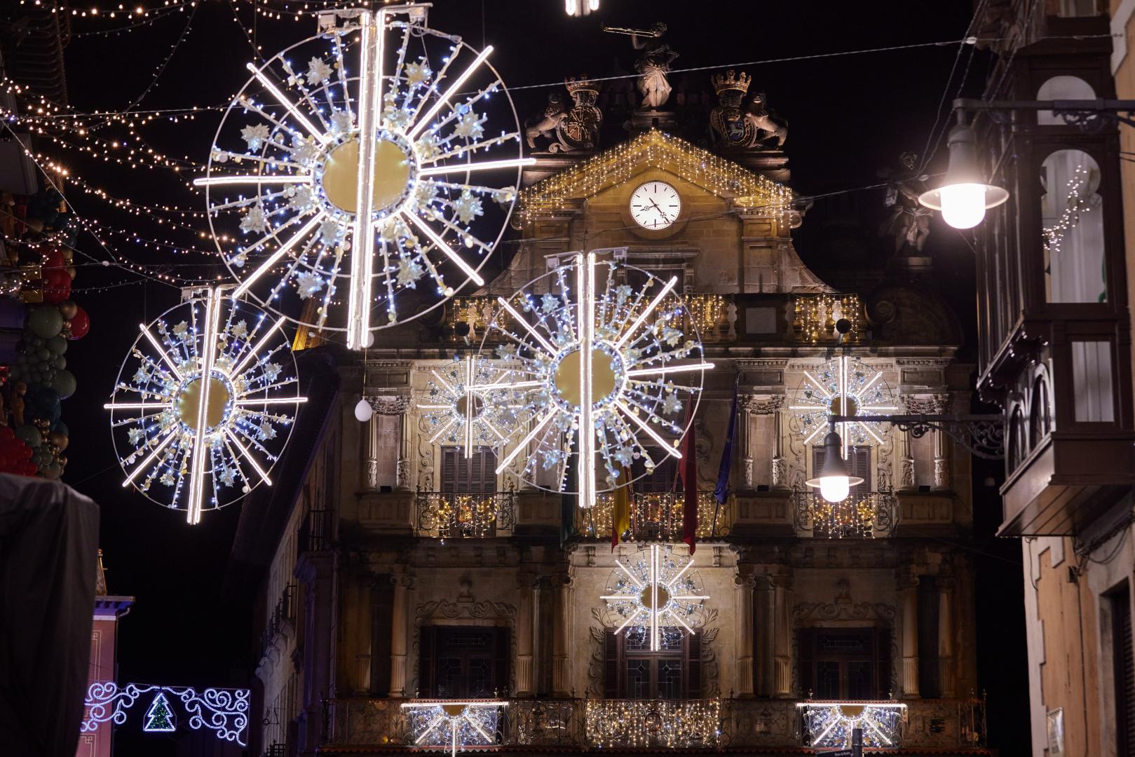 Iluminación navideña en la plaza del Ayuntamiento de Pamplona