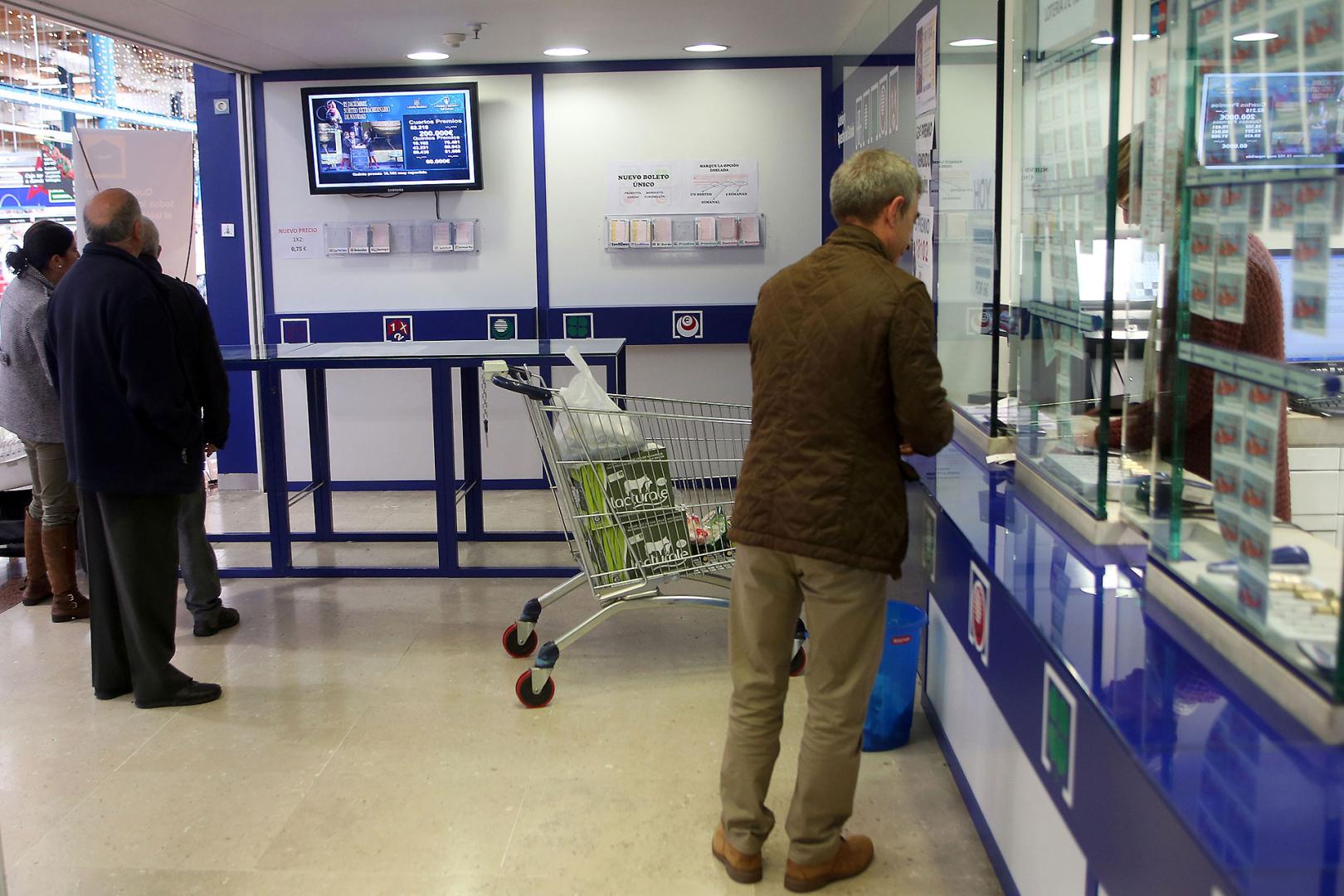 Varias personas, en la Administracion de Lotería del Híper Eroski