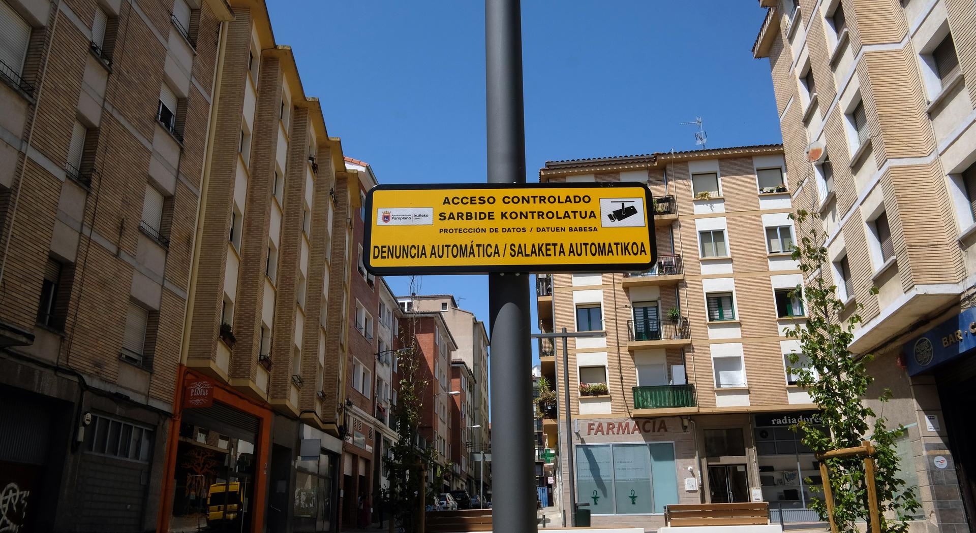 Imagen de una de las calles del barrio de la Milagrosa, con una señal de acceso controlado a la zona