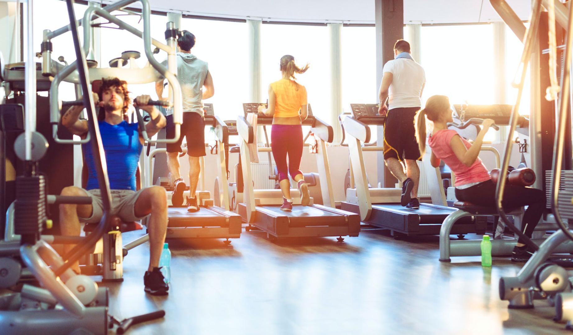 El ejercicio de fuerza mejora la fuerza muscular, la resistencia y la potencia y el tamaño de los músculos. Es lo que los fisiólogos del ejercicio denominan hipertrofia muscular.