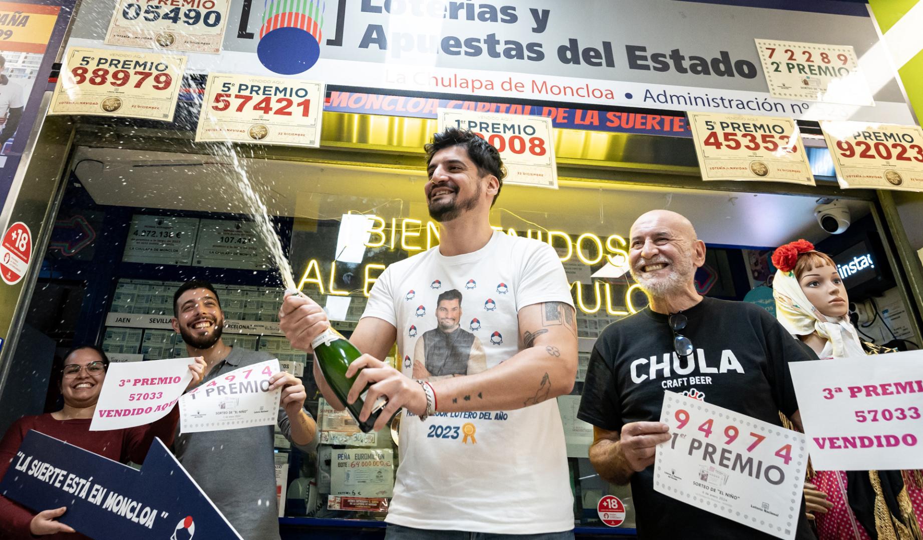 Agraciados con el Primer Premio del Sorteo Extraordinario de El Niño celebran su suerte en la administración nº 523, en Madrid