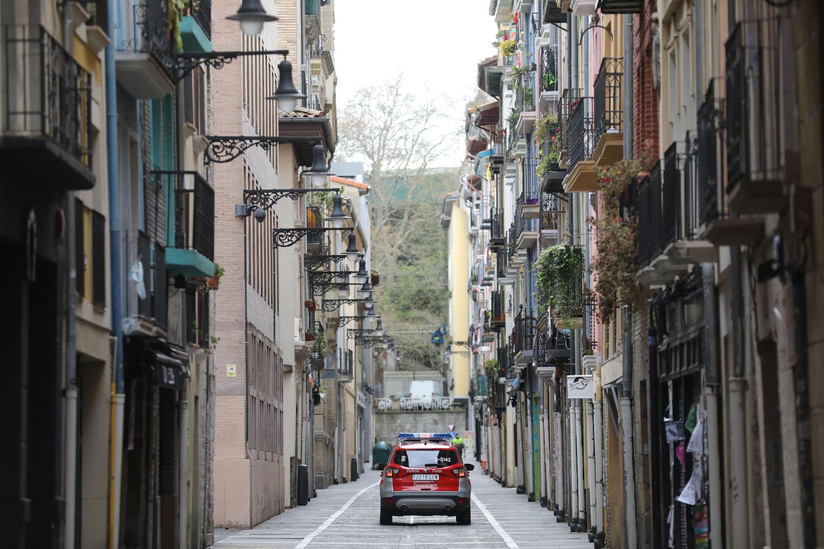 Una patrulla de Policía Foral circula por el centro de Pamplona