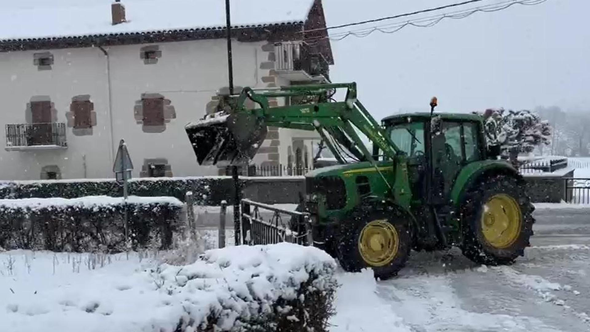 Los vecinos emplean tractores contra la nieve en Larraintzar