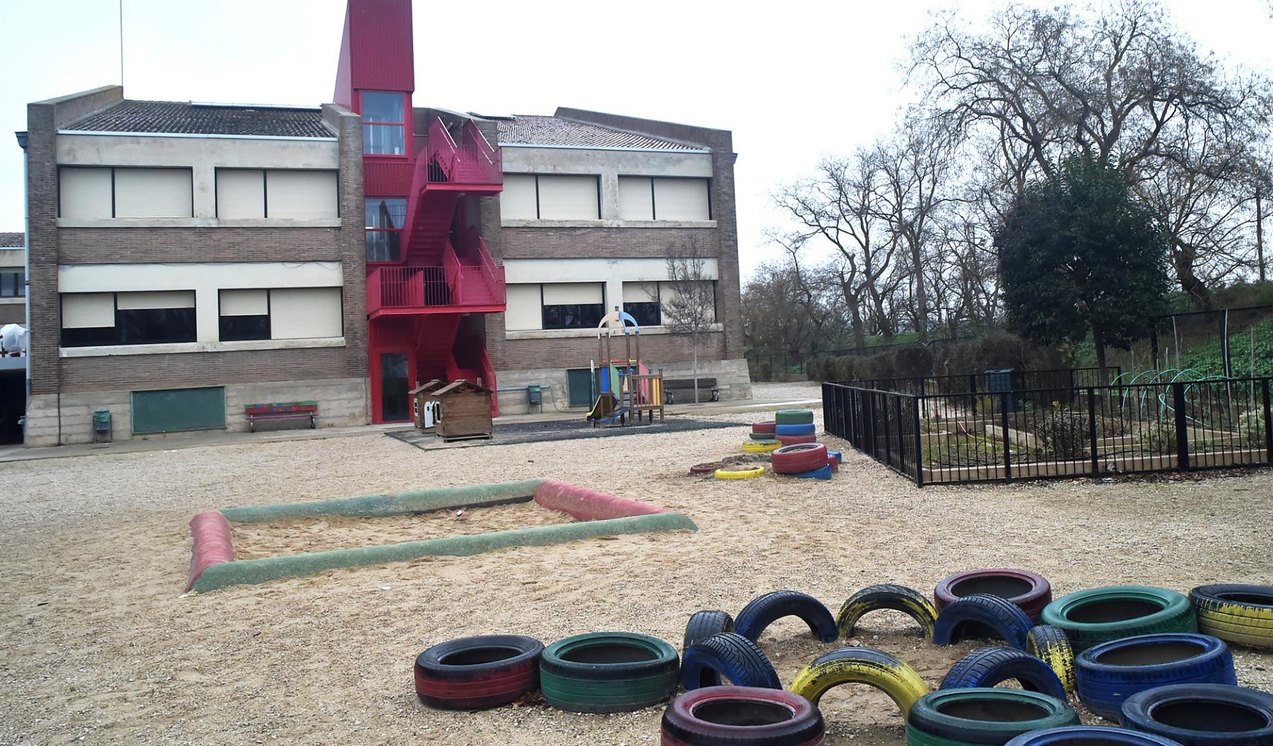 Vista del colegio público de Falces en el que se va a crear la escuela infantil 0-3 años./