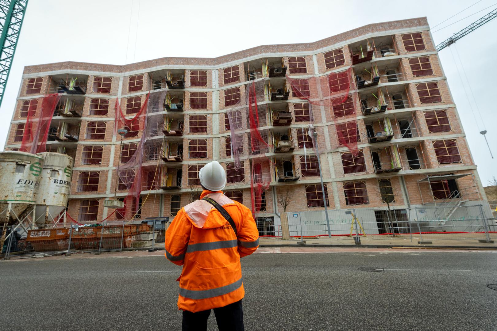 Un operario observa la evolución de las obras de las viviendas sociales de la Ripa de Erripagaña