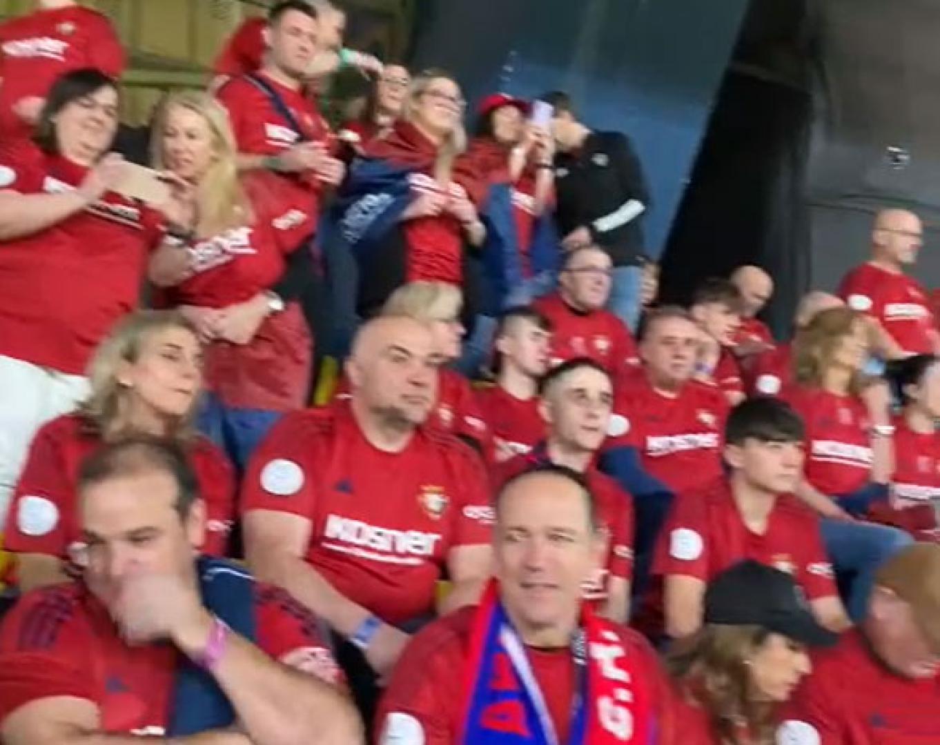 Los seguidores rojillos comienzan a ocupar sus asientos en la grada, minutos antes de que empiece el partido que enfrenta a Osasuna con el F.C. Barcelona