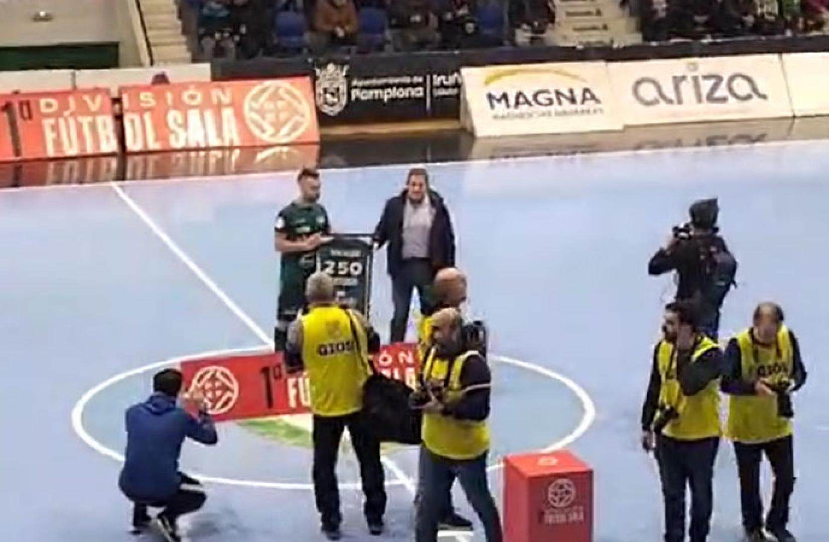 Antes del comienzo de partido frente al Viña Albali Valdepeñas en Anaitasuna, el directivo Esteban Iturbe le ha entregado una camiseta conmemorativa enmarcada con la cifra de encuentros disputados con el equipo verde
