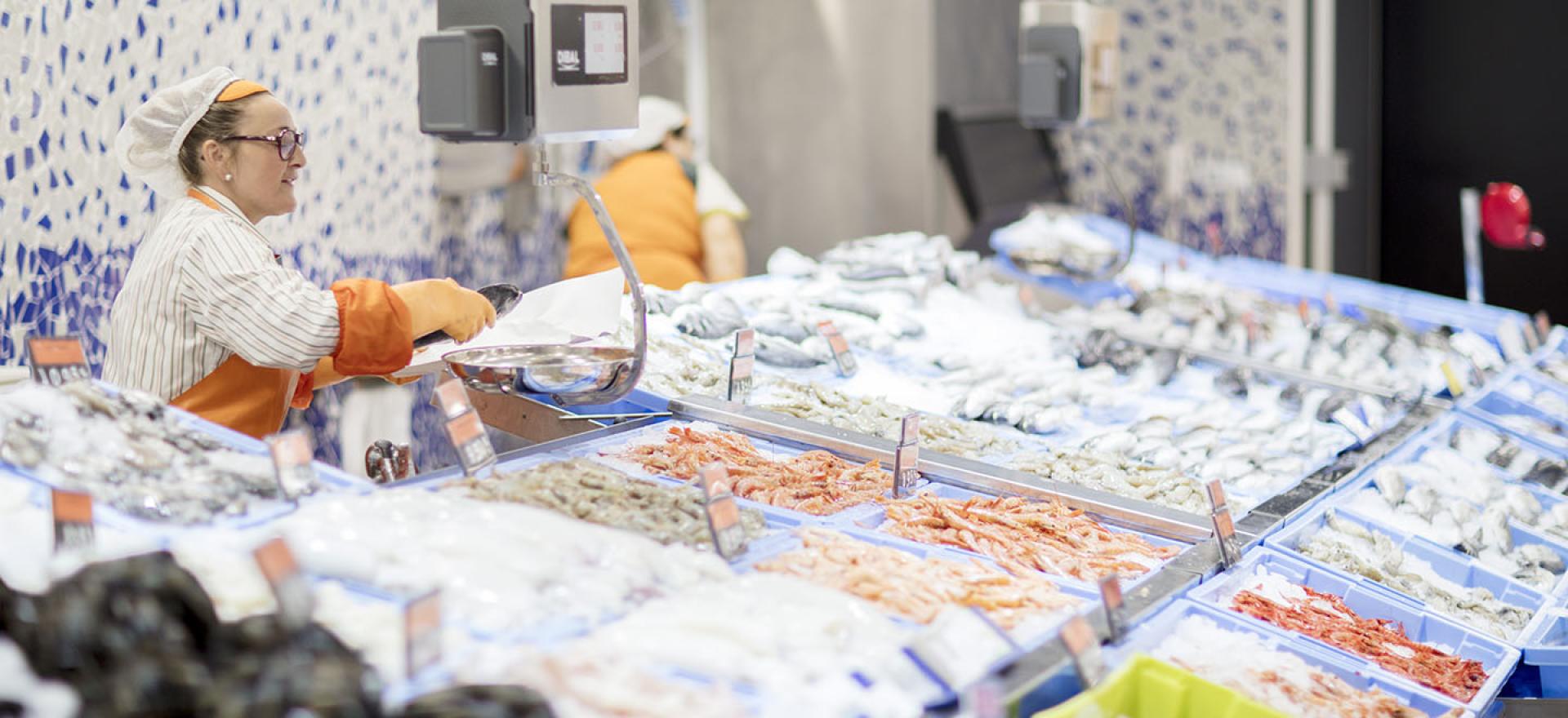 Imagen de una trabajadora de la sección de pescadería de un supermercado Mercadona