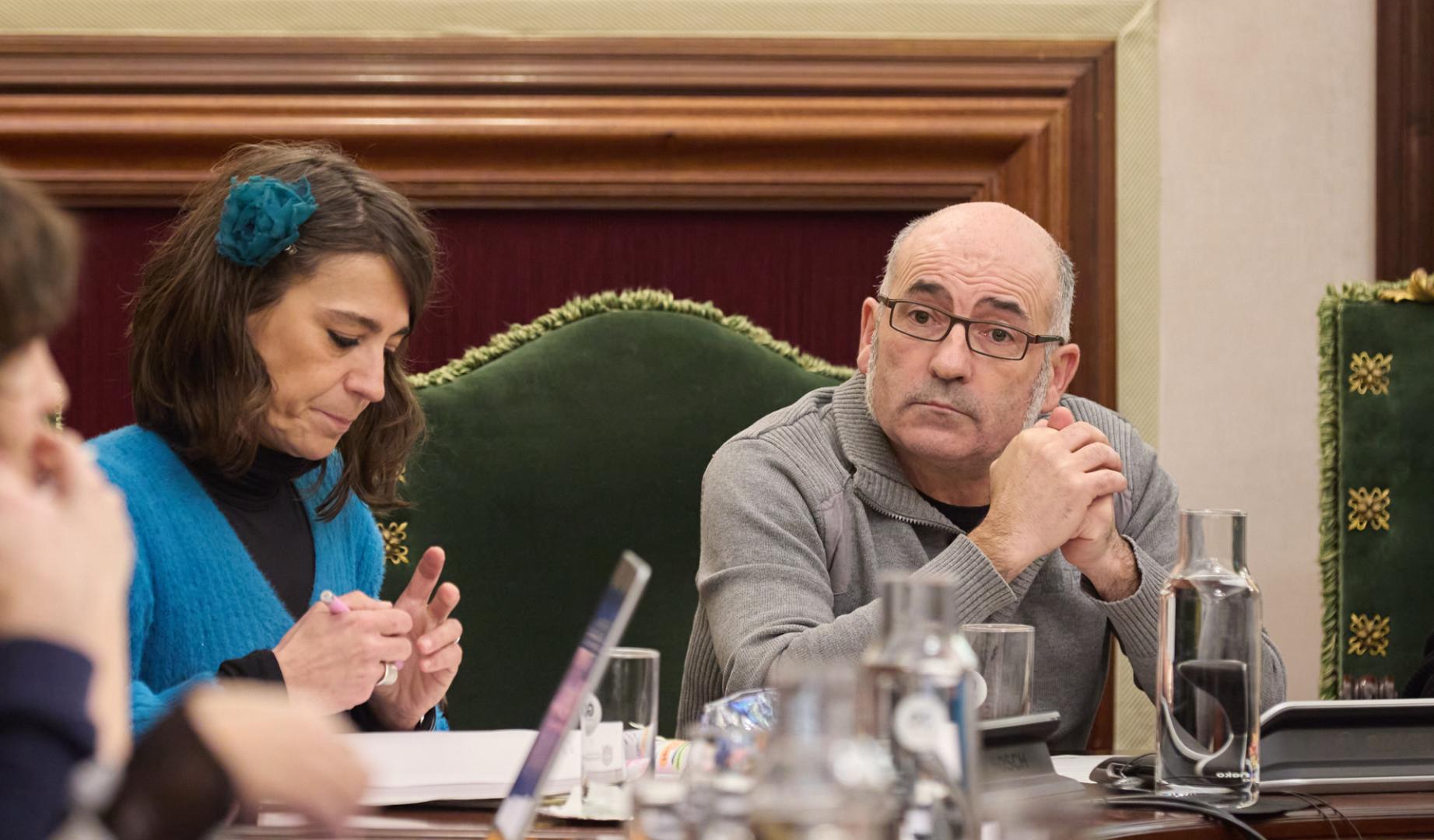 Joxe Abaurrea junto a Maider Beloki en el Ayuntamiento de Pamplona