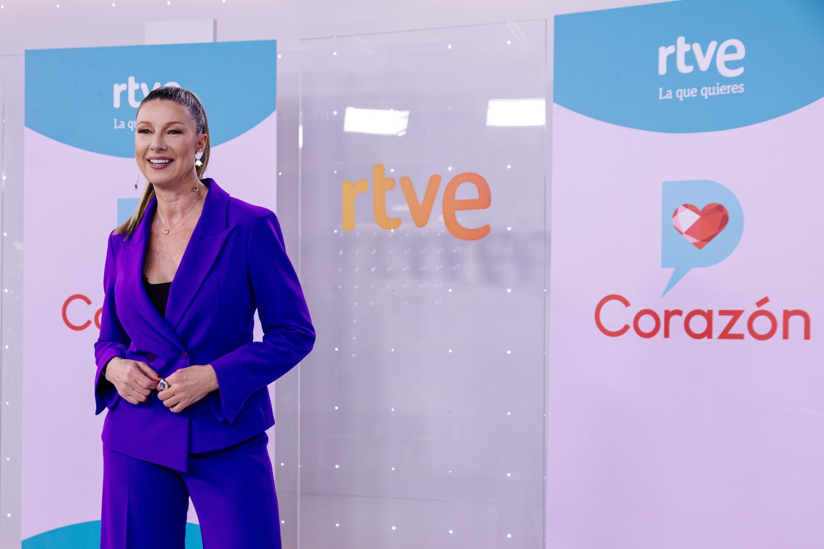 Anne Igartiburu posa durante la presentación del programa de televisión ‘D Corazón’