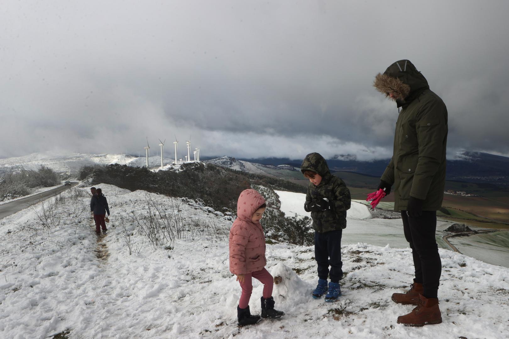 La nieve se convierte en la protagonista de los planes de invierno en Navarra. En la imagen, una de las últimas nevadas en el Perdón
