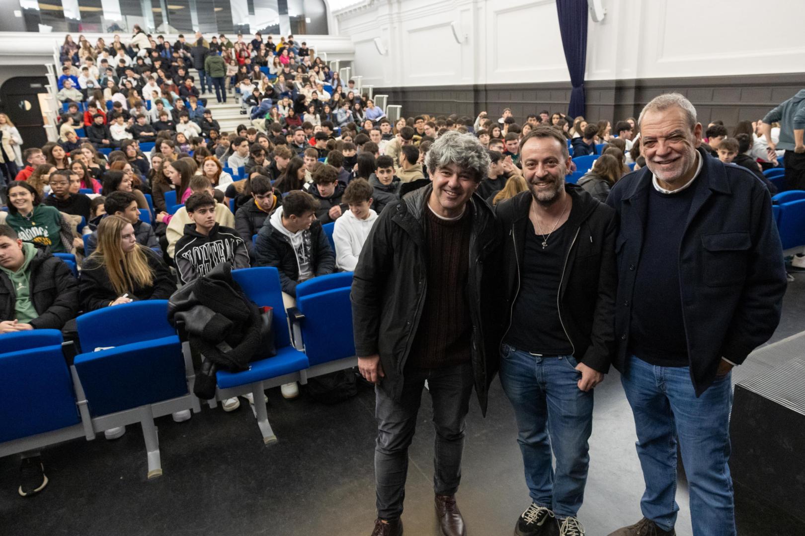 De izda. a dcha.: Antonio Mercero, Agustín Martínez y Jorge Díaz, en el encuentro con los alumnos del Colegio Jesuitas de Tudela